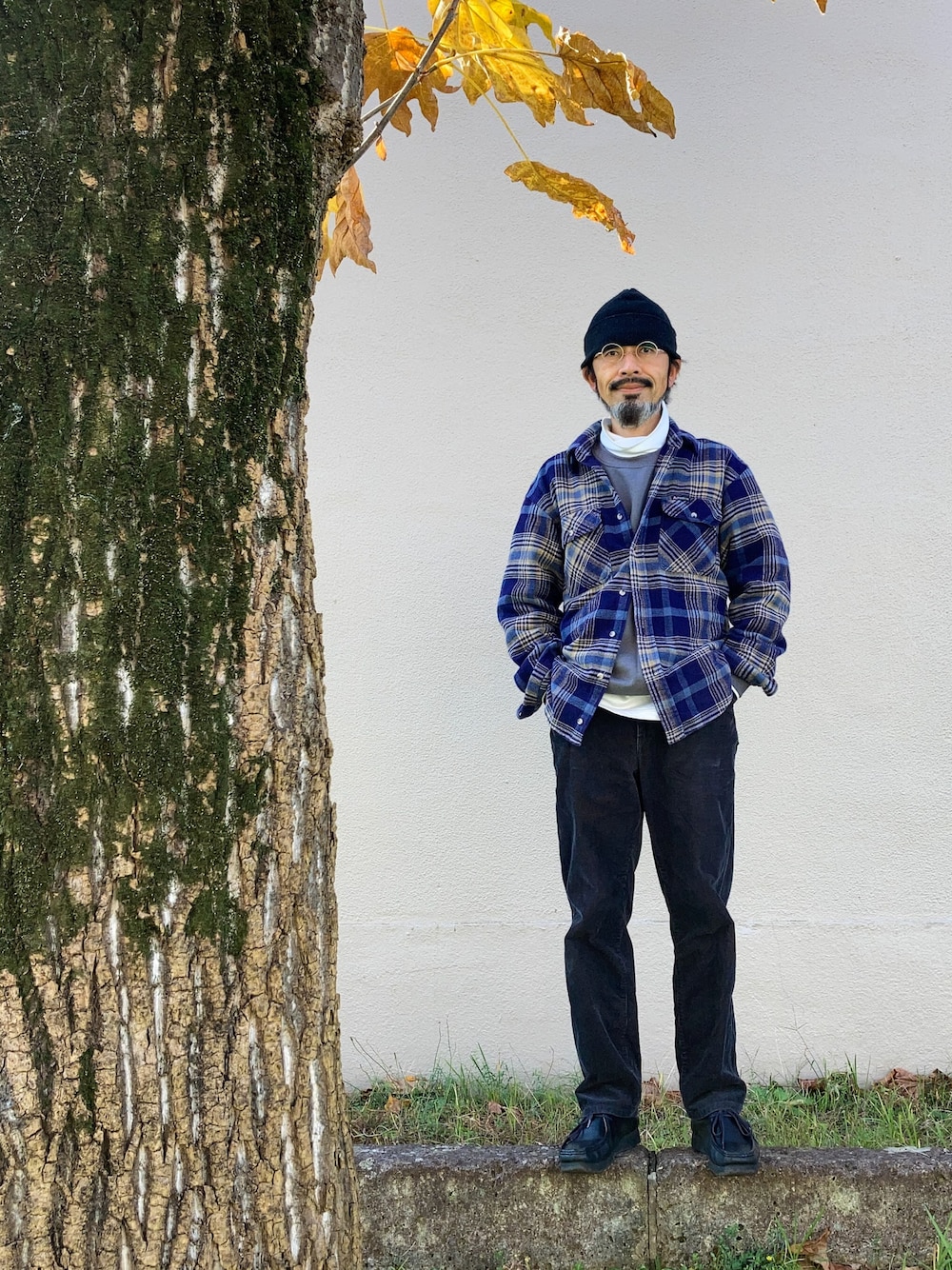 「ニット帽、ニットキャップ、眼鏡、Zparts、ネルシャツ、Wrangler、スウェットシャツ、スウェット、Gildan、タートルネック、UNIQLO、UNIQLO U、コーデュロイ、コーデュロイパンツ、clarks」｜「WORKMANのアイテム（ニットキャップ/ビーニー、ブラック系）」を使った、【Khaki's】A田さん（メンズ・163cm）の秋コーディネートの1枚目の写真
