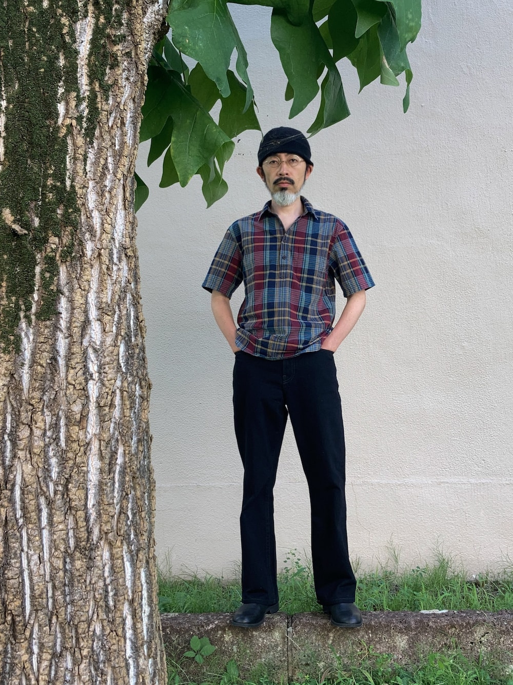 「WORKMANのアイテム（ニットキャップ/ビーニー、ブラック系）」を使った、【Khaki's】A田さん（メンズ・163cm）の夏コーディネートの1枚目の写真
