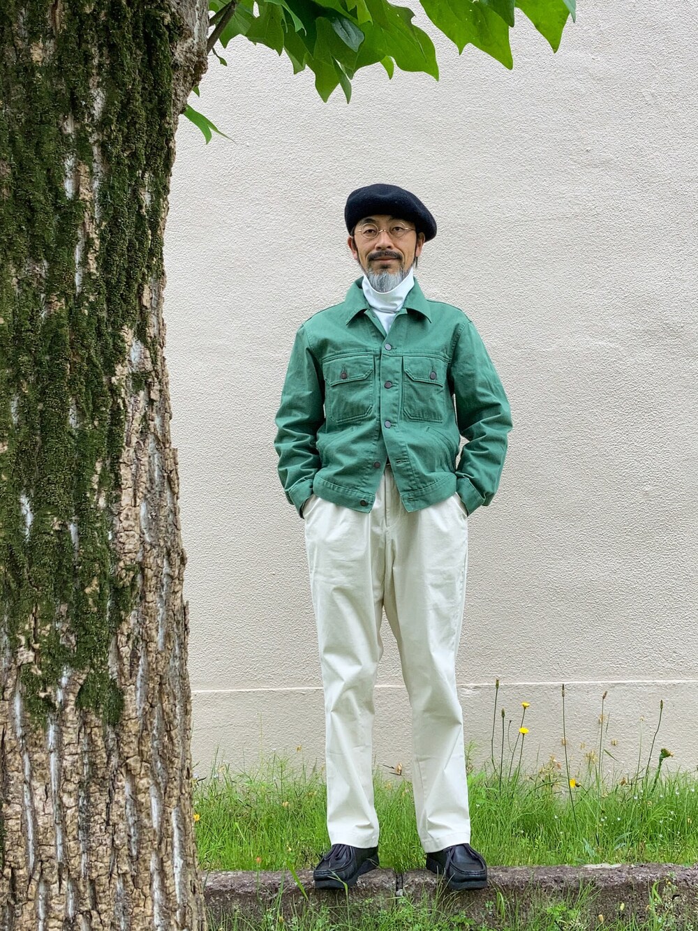 「ベレー帽、丸眼鏡、眼鏡、タートルネック、チノパン、ユニクロ、ユニクロコーデ、UNIQLO、UNIQLO U、INESDELAFRESSANGE、グリーン、green、Zparts、clarks、無印良品」｜「UNIQLOのアイテム（ハンチング/ベレー帽、ブラック系）」を使った、【Khaki's】A田さん（メンズ・163cm）の春コーディネートの1枚目の写真
