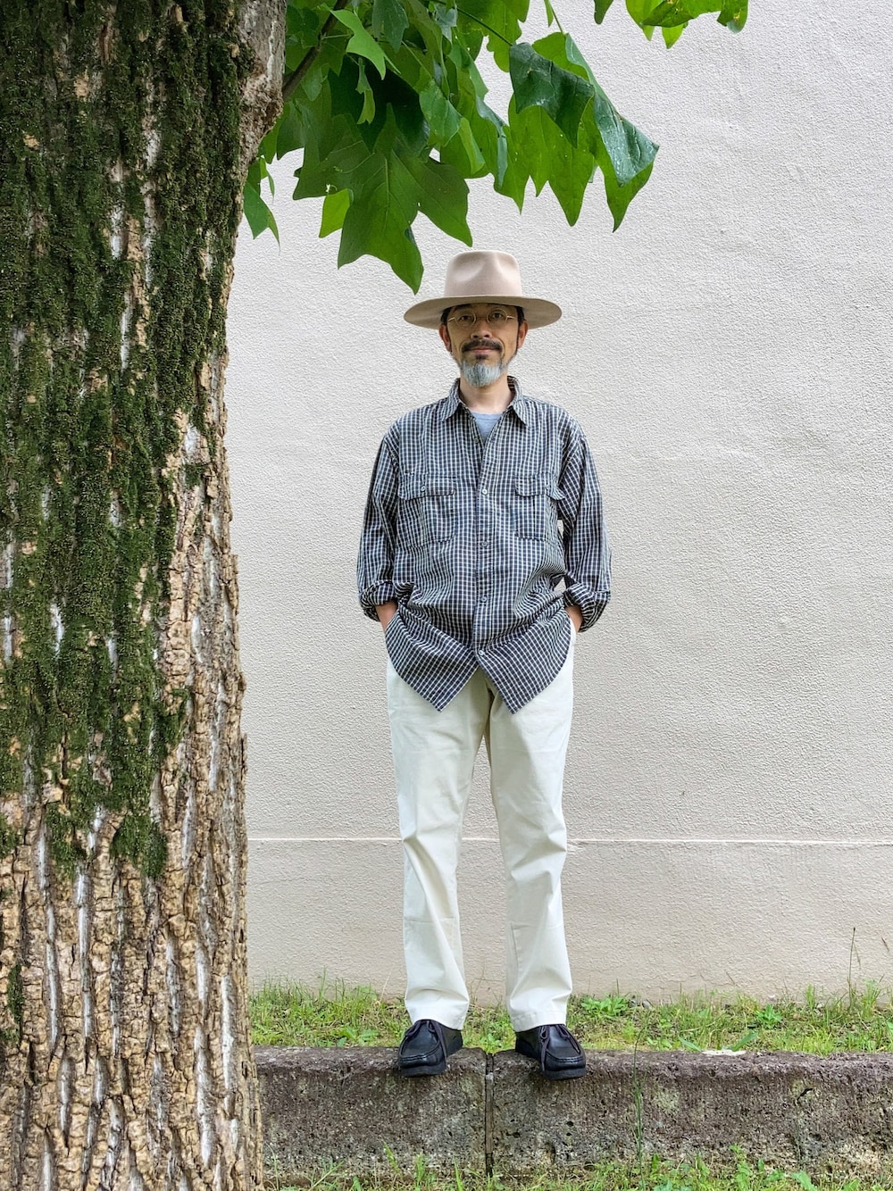 ブルー系のシャツ/ブラウス、ホワイト系のチノパンツ、ブラック系のモカシン/デッキシューズを着用したメンズの夏コーディネートの1枚目の写真