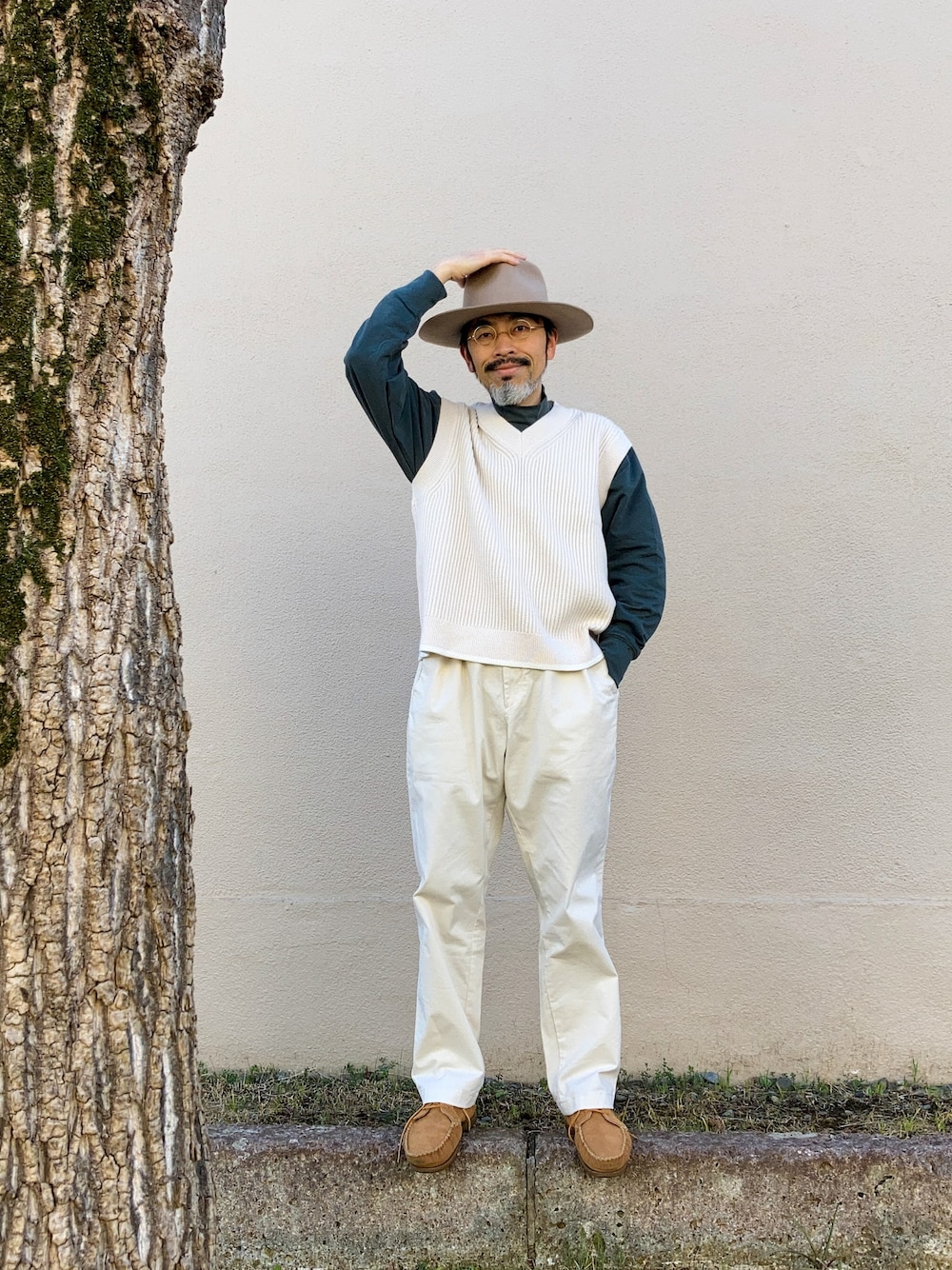 「ハット、brixton、丸メガネ、ニットベスト、ベスト、Vネック、UNIQLOC、モックネック、UNIQLO U、UNIQLOU、チノパン、ユニクロ、モカシン、minnetonka、ミネトンカ」｜「BRIXTONのアイテム（ハット、ベージュ系）」を使った、【Khaki's】A田さん（メンズ・163cm）の春コーディネートの1枚目の写真