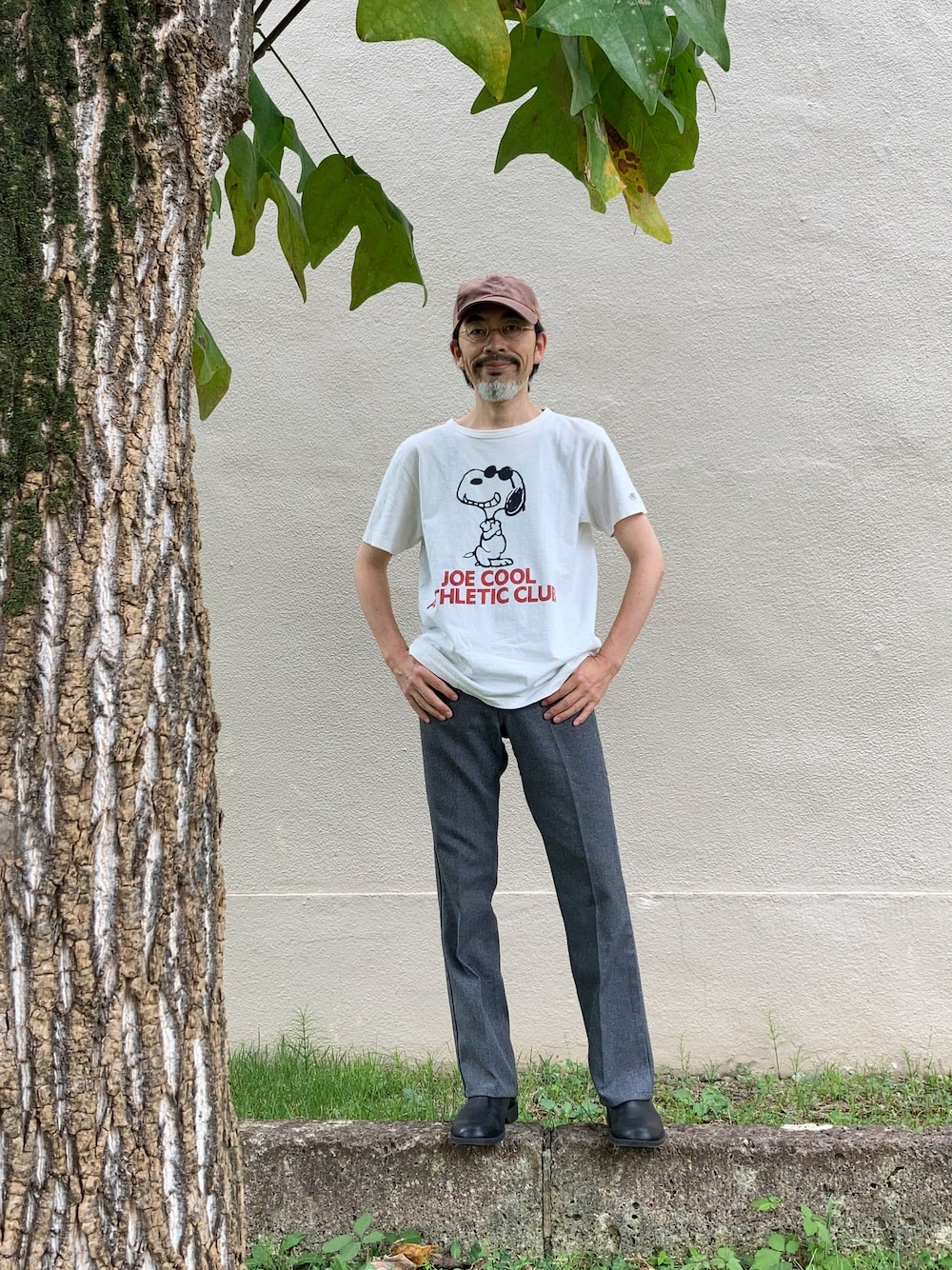 ホワイト系のTシャツ/カットソー、グレー系のパンツ、ブラック系のブーツを着用したメンズの秋コーディネートの1枚目の写真