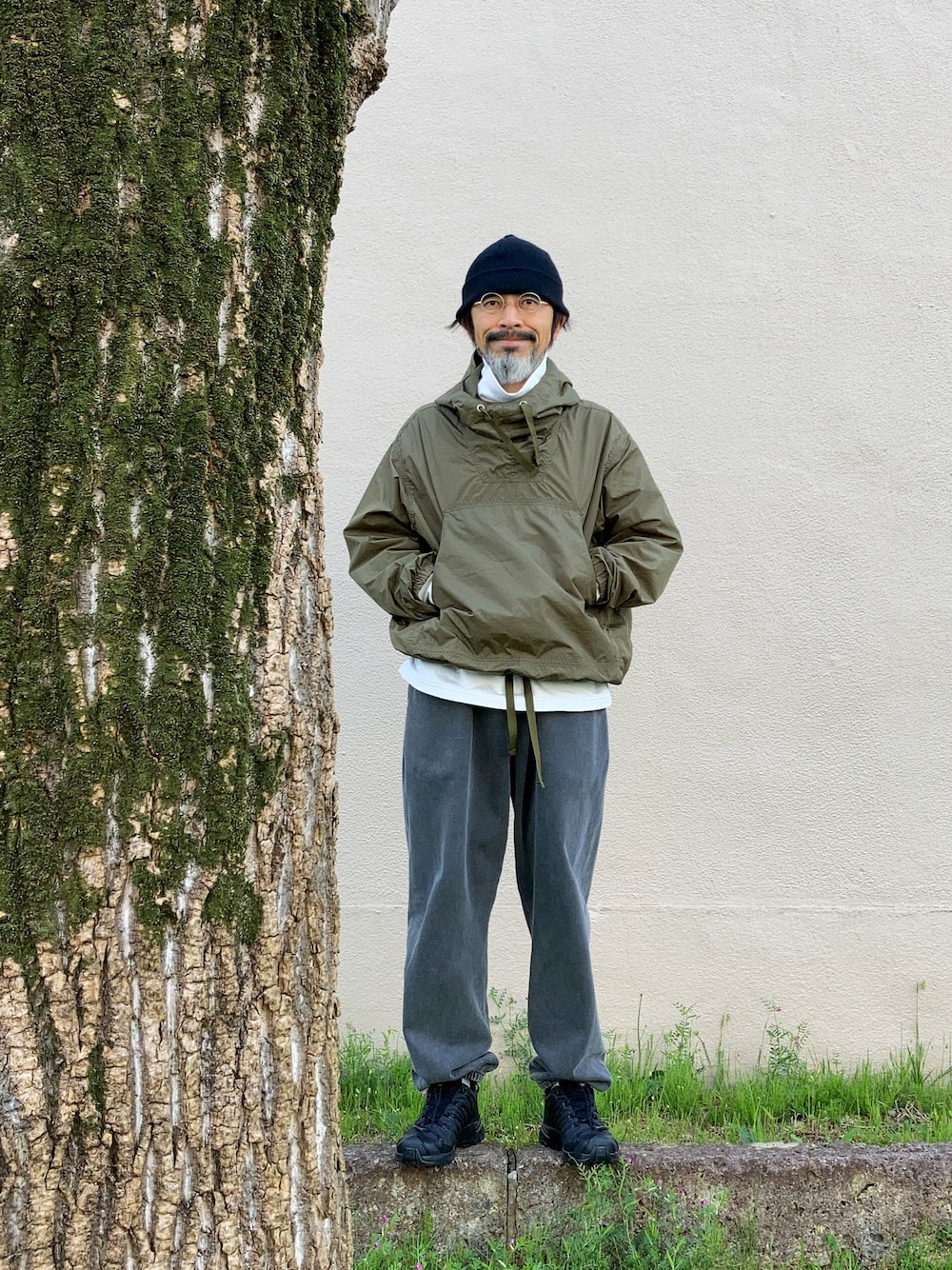 「ニットキャップ、ニット帽、めがね、アノラックパーカー、ナイロンジャケット、BEAMS、beamsplus、UNIQLO、UNIQLO U、ユニクロ、タートルネック、スウェットパンツ、SALOMON、GORE-TEX、フリークスストア」｜「ワークマンのアイテム（ニットキャップ/ビーニー、ブラック系）」を使った、【Khaki's】A田さん（メンズ・163cm）の春コーディネートの1枚目の写真