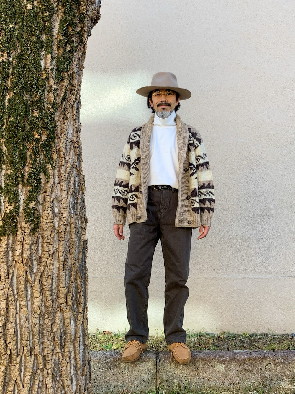 「ハット、brixton、丸メガネ、Zparts、カウチンセーター、カウチンニット、カウチン、recuerdo、タートルネック、UNIQLO U、デニム、ジーンズ、beams plus、モカシン、minnetonka」｜「BRIXTONのアイテム（ハット、ベージュ系）」を使った、【Khaki's】A田さん（メンズ・163cm）の冬コーディネートの1枚目の写真