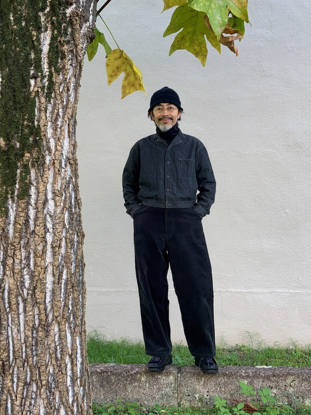 ブラック系のシャツ/ブラウス、ブラック系のTシャツ/カットソー、グレー系のその他パンツを着用したメンズの秋コーディネートの1枚目の写真