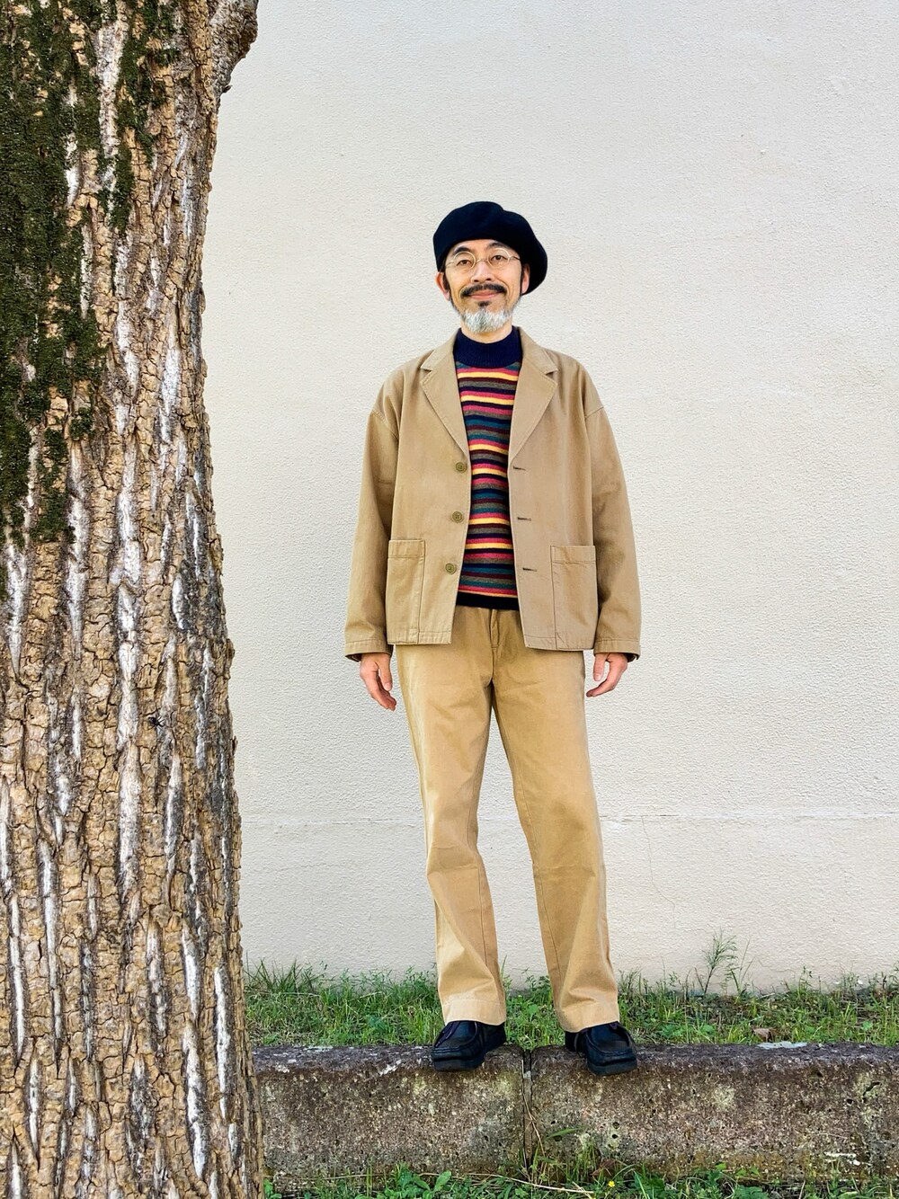 「ベレー帽、uniqlo ines de la fressange、丸メガネ、Zparts、ジャケット、UNIQLO U、ニット、セーター、uniqlojwanderson、チノパン、kingswood、ベルト、beamsplus、ワラビー、clarks」｜「UNIQLOのアイテム（ハンチング/ベレー帽、ブラック系）」を使った、【Khaki's】A田さん（メンズ・163cm）の秋コーディネートの1枚目の写真