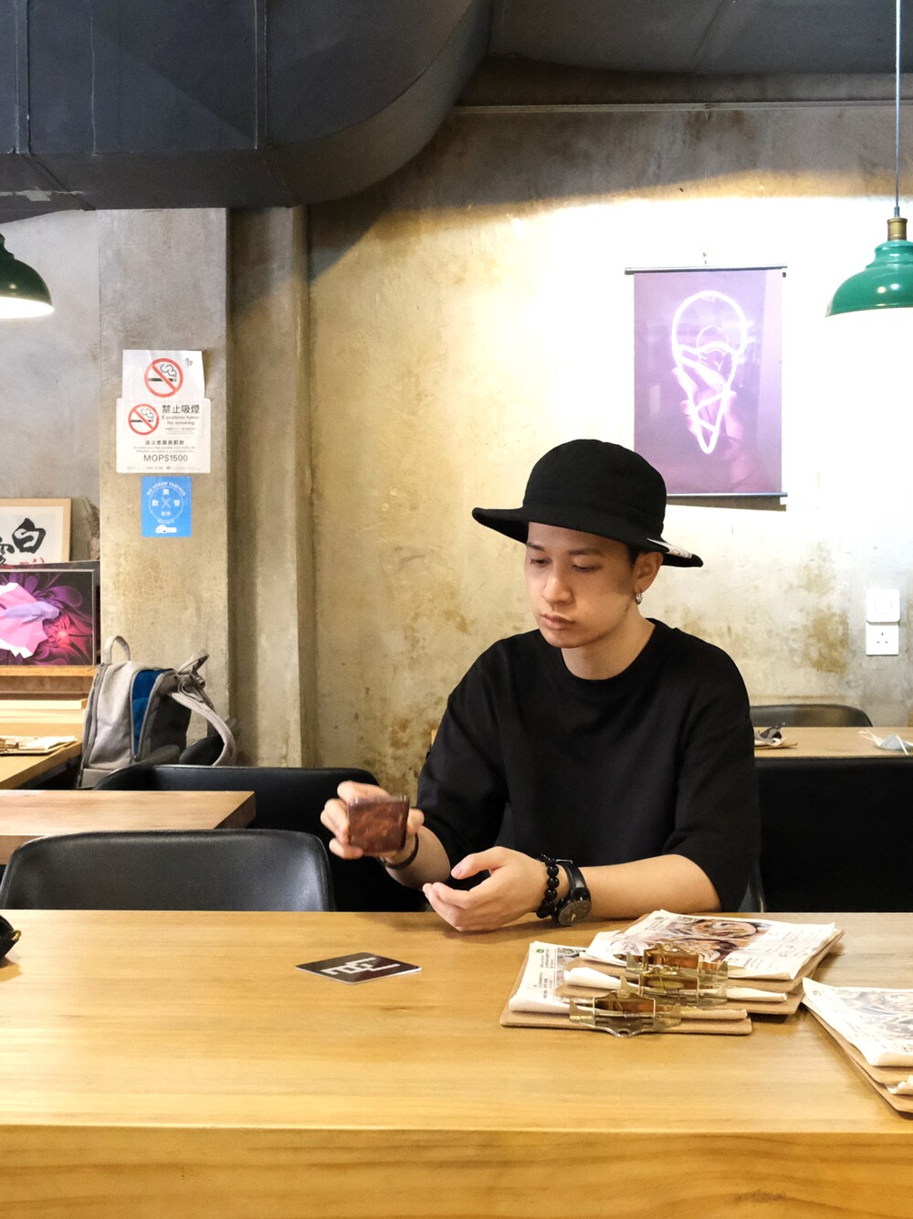 「cafe、THE H.W. DOG&CO.」｜「THE H.W. DOG & CO. のTHE H.W. DOG&CO./ザ エイチダダブリュードッグ/FATIGUE HAT AW D-00455（ハット、ブラック系）」を使った、Ke Vinci さん（メンズ・174cm）の夏コーディネートの1枚目の写真