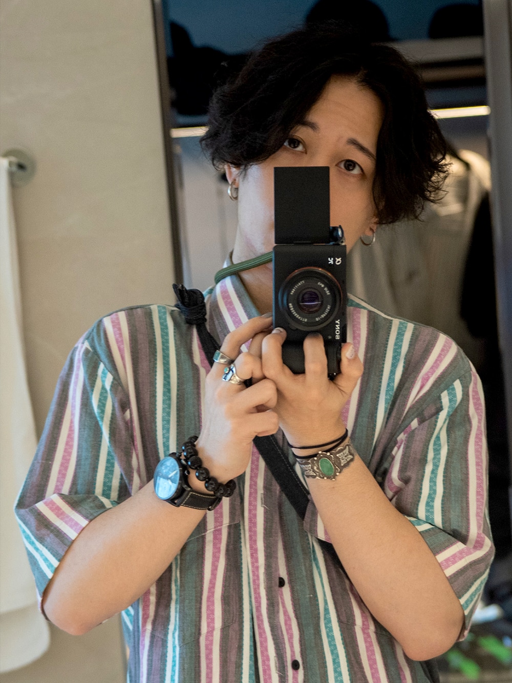 「Thailand、travel、traveloutfit、常田大希」｜「UNIQLOのクルーネックT（半袖）（Tシャツ/カットソー、ホワイト系）」を使った、Ke Vinci さん（メンズ・174cm）の夏コーディネートの1枚目の写真