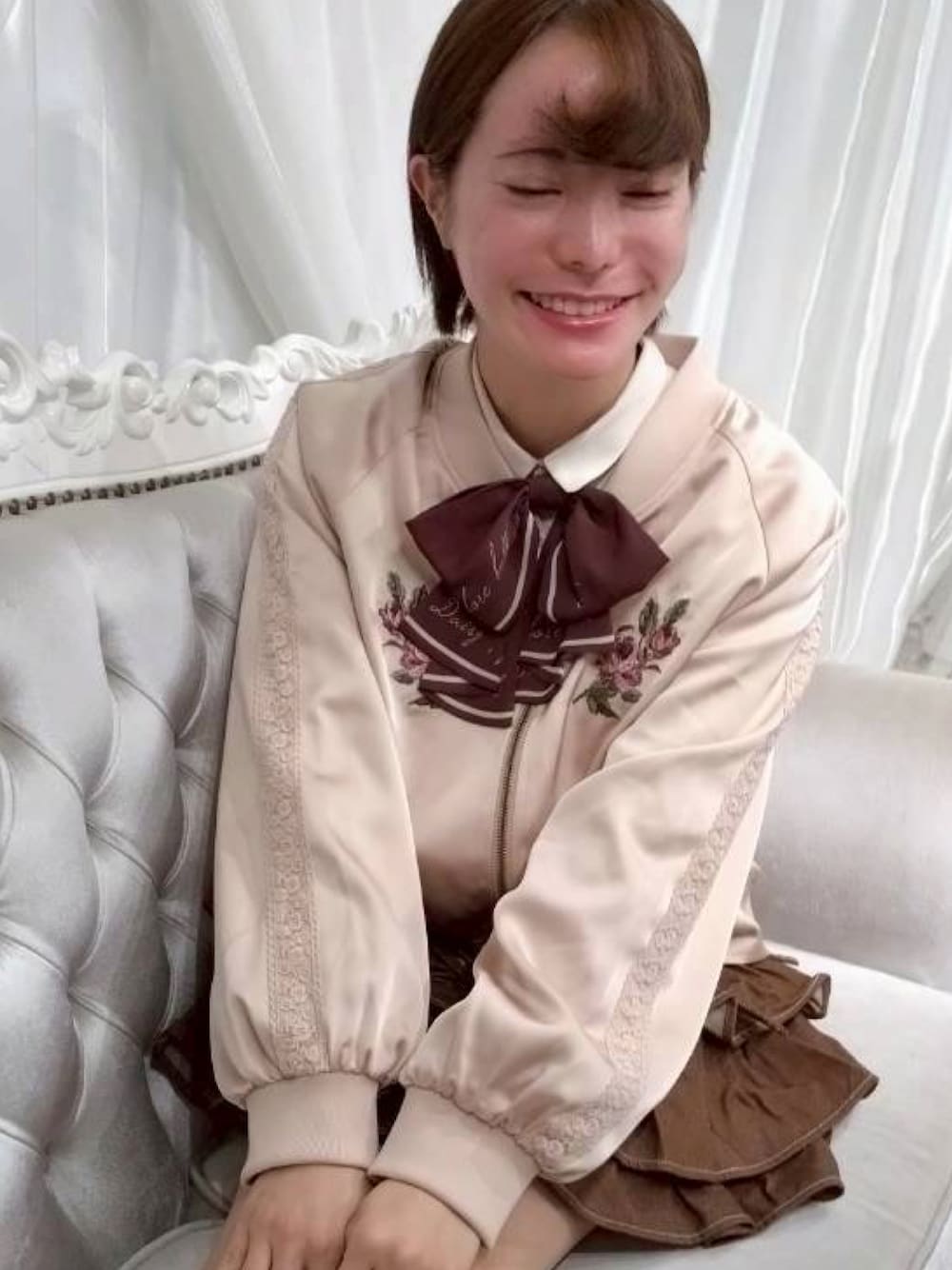 ピンク系のブルゾン、ブラウン系のスカート、ベージュ系のシャツ/ブラウスを着用したレディースの秋コーディネートの1枚目の写真