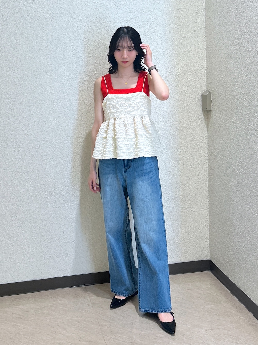 「レイヤードスタイル、シンプルコーデ、きれいめカジュアル、休日スタイル、デニム、ビスチェ、デートコーデ、楽チンコーデ、オトナカワイイ、高身長女子、ブルべ夏、最近のいい感じコーデ、骨格ナチュラル、ビスチェ×デニム、スクエアネック(ネック)」｜「FREE'S MARTの〈洗える〉マシンウォッシャブル総針スクエアネックタンクニット（タンクトップ、レッド系）」を使った、こころさん（骨格ナチュラル・レディース・163cm）の春コーディネートの1枚目の写真