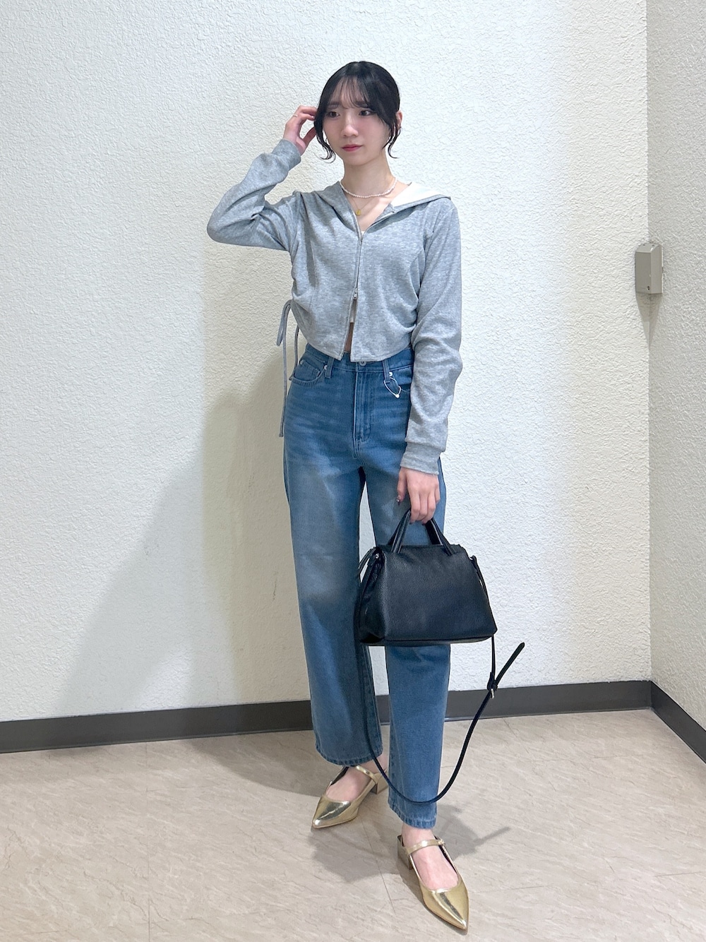 「ショルダーバッグ、シンプルコーデ、大人女子、楽チンコーデ、春服コーデ、オトナカジュアル、ゆるコーデ、高身長女子、デニムコーデ、骨格ナチュラル、ブルベ夏、パーカー、ストレートデニム、シンプルスタイル、フリーズマート(FREE'S MART)」｜「FREE'S MARTの[低身長サイズ・Lサイズあり］【6色展開】ストレートデニムパンツ[Sシリーズ]（デニムパンツ、ブルー系）」を使った、こころさん（骨格ナチュラル・レディース・163cm）の春コーディネートの1枚目の写真