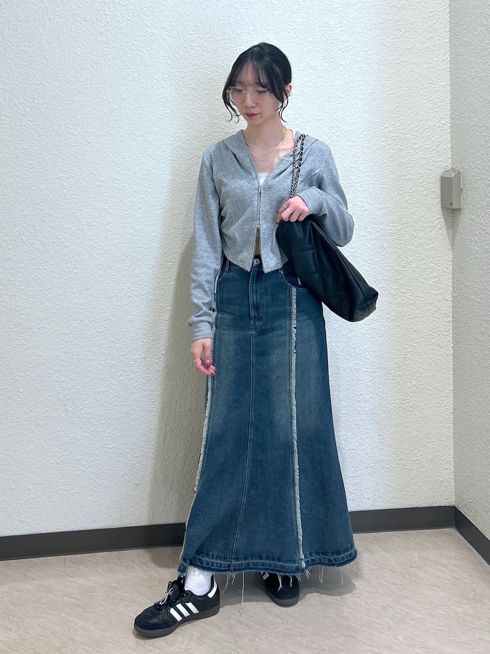 「モノトーン、休日スタイル、スニーカー、マーメイドスカート、トートバッグ、メガネ女子、ロングスカート、オトナカジュアル、おでかけコーデ、シンプルカジュアル、初夏コーデ、骨格ナチュラル、ブルベ夏、リムレスメガネ、パーカー」｜「FREE'S MARTの◆パネルフリンジマーメイドデニムスカート（スカート、ブルー系）」を使った、こころさん（レディース・163cm）の春コーディネートの1枚目の写真