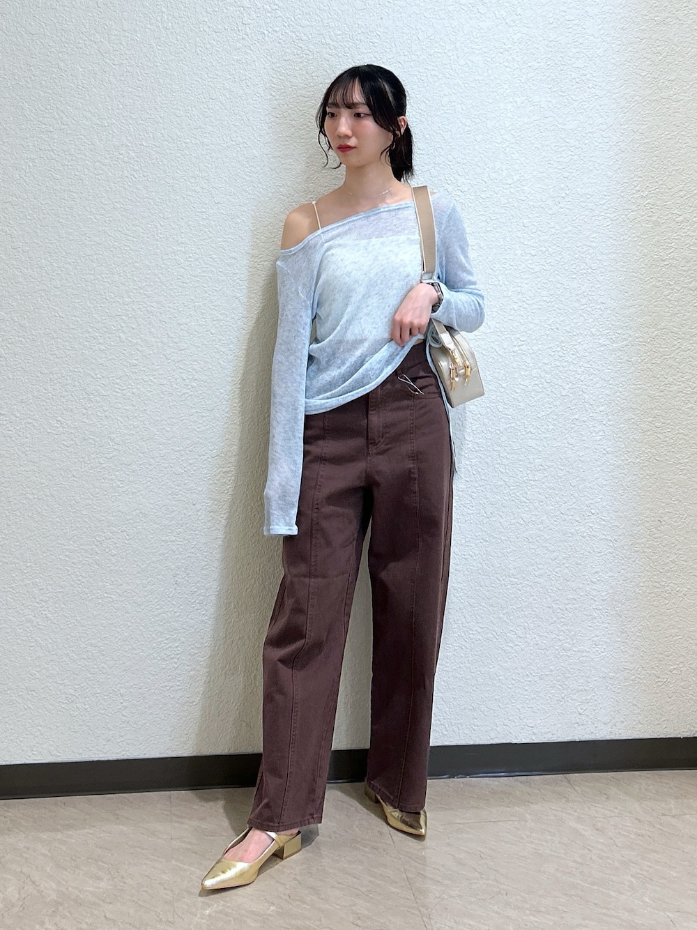 「ショルダーバッグ、ワイドパンツ、デニム、シアートップス、お出かけコーデ、デートコーデ、レイヤードスタイル、オトナカジュアル、大人カジュアルコーデ、ラフコーデ、オトナカワイイ、夏、デニムコーデ、骨格ナチュラル、ブルベ夏」｜「FREE'S MARTの◇メランジドロストシャーリングカットソー（Tシャツ/カットソー、ブルー系）」を使った、こころさん（レディース・163cm）の春コーディネートの1枚目の写真