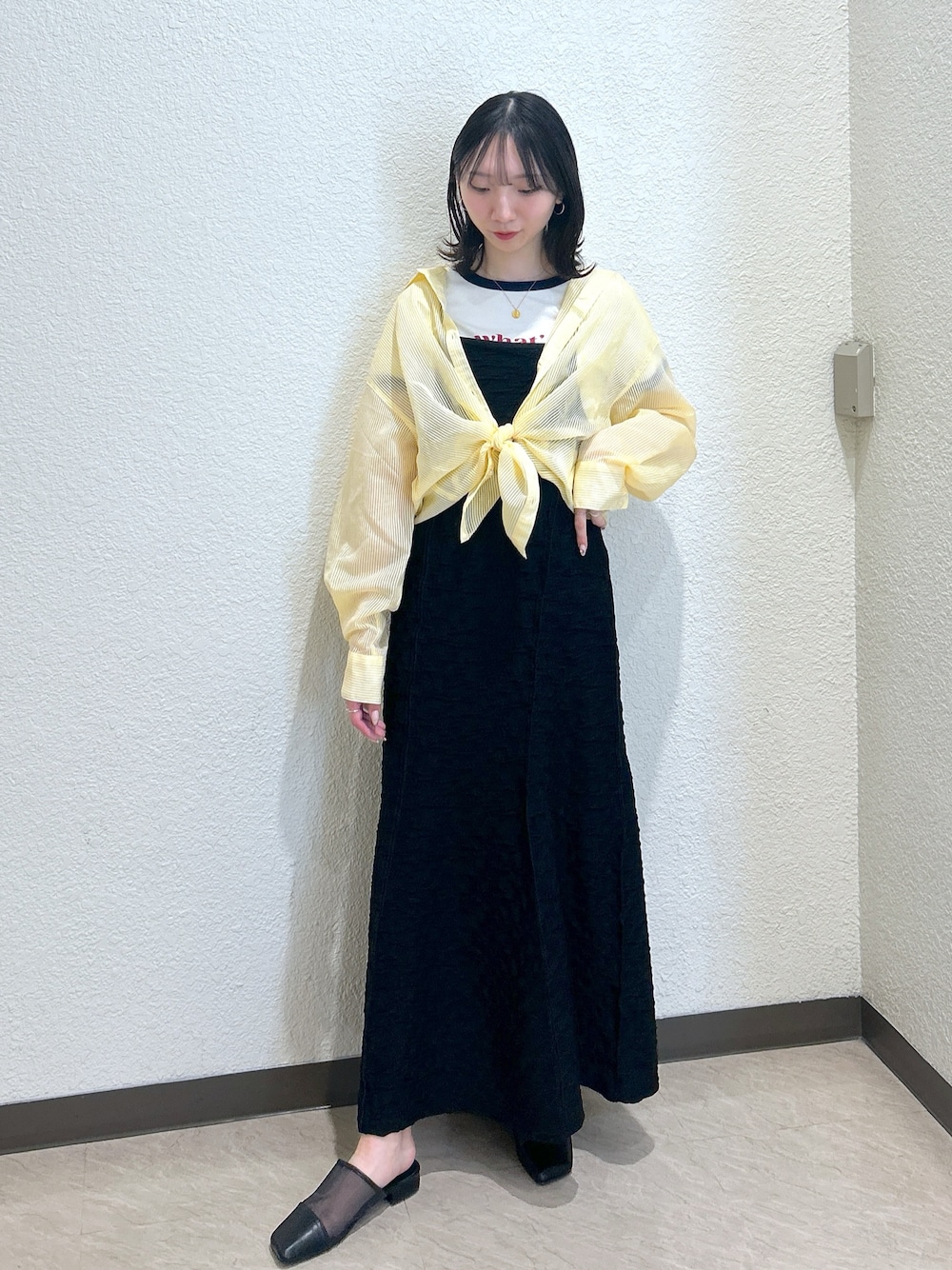 「大人カジュアル、ストライプシャツ、最近のいい感じコーデ、お出かけコーデ、シンプルスタイル、春ファッション、夏ファッション、骨格ナチュラル、ブルベ夏、シャツ、シャツスタイル、キャミワンピ、ロゴT、Tシャツ、シアー」｜「FREE'S MARTの[低身長サイズ/Sシリーズ]パネルフレアキャミワンピース（ワンピース、ブラック系）」を使った、こころさん（レディース・163cm）の春コーディネートの1枚目の写真