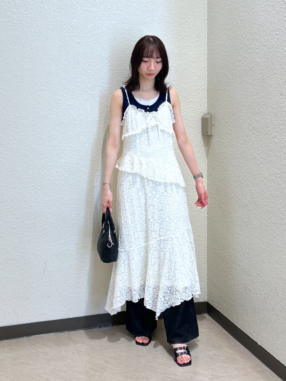 ブルー系のTシャツ/カットソー、ホワイト系のワンピース、ブラック系のデニムパンツを着用したレディースの夏コーディネートの1枚目の写真