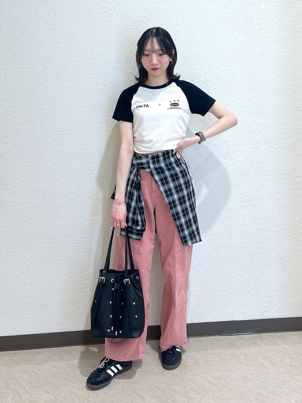 「スニーカー、お出かけコーデ、クロップドトップス、ピンク、韓国ファッション、ストレートデニム、チェックシャツ、adidas、ドロスト、シンプルスタイル、最近のいい感じコーデ、ブルベ夏、夏ファッション、古着MIX、レディースファッション」｜「FREE'S MARTの◆ワイドストレートカラーパンツ（その他パンツ、ピンク系）」を使った、こころさん（レディース・163cm）の春コーディネートの1枚目の写真