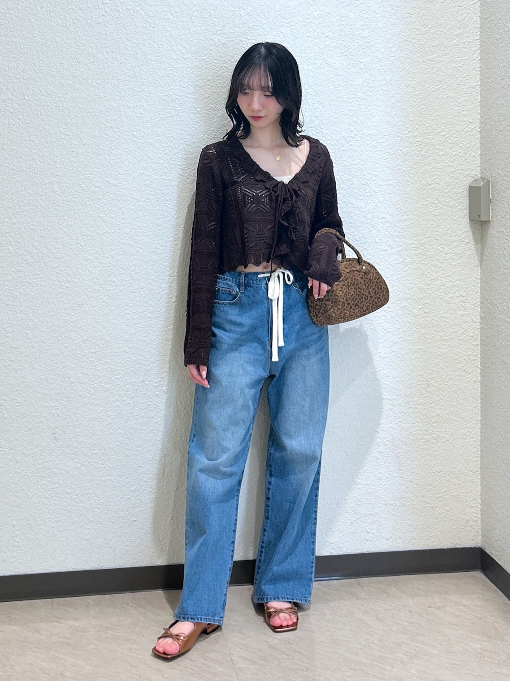 「レイヤードスタイル、最近のいい感じコーデ、春夏コーデ、シンプルコーデ、休日スタイル、サンダル、初夏コーデ、大人かわいい、今日のコーデ、夏ファッション、レイヤードコーデ、骨格ナチュラル、ブルベ夏、きれいめカジュアル、デニム」｜「FREE'S MARTの◆透かし編みクロップドニットカーディガン（ニット/セーター、ブラウン系）」を使った、こころさん（骨格ナチュラル・レディース・163cm）の春コーディネートの1枚目の写真