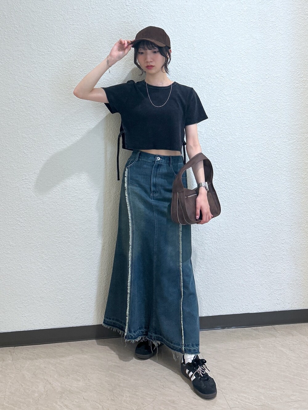 「モノトーン、黒Tシャツ、やっぱり帽子が好き、デニム、お出かけコーデ、マーメイドスカート、デートコーデ、ロングスカート、きれいめカジュアル、オトナカジュアル、大人カジュアルコーデ、オトナカワイイ、着回しコーデ、骨格ナチュラル、ブルベ夏」｜「FREE'S MARTのヴィンテージ加工サイドベルトT（Tシャツ/カットソー、ブラック系）」を使った、こころさん（レディース・163cm）の春コーディネートの1枚目の写真