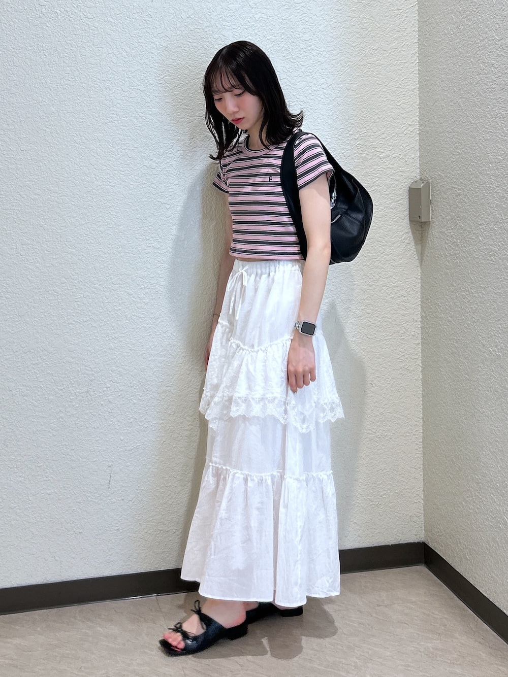 「夏ルックで気分アップ、オトナ女子、お出かけコーデ、カジュアルスタイル、休日スタイル、夏コーデ、ホワイト、高身長女子、ブルべ夏、ロングスカート、ボーダー、スポーツミックス、テーマパークコーデ、シンプルコーデ、骨格ナチュラル」｜「FREE'S MARTのアシンメトリーティアードコットンマキシスカート（スカート、ホワイト系）」を使った、こころさん（レディース・163cm）の夏コーディネートの1枚目の写真