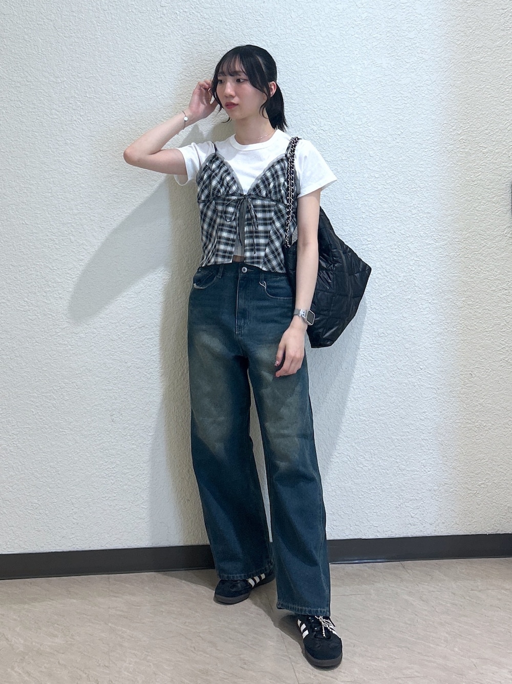 「モノトーン、白Tシャツ、お出かけコーデ、ビスチェ、トートバッグ、デートコーデ、レイヤードスタイル、デニム、スニーカー、おでかけコーデ、シンプルスタイル、大人かわいい、初夏コーデ、骨格ナチュラル、ブルベ夏」｜「FREE'S MARTの[低身長サイズ・Lサイズあり］サイドパネルヴィンテージライクワイドデニム[Sシリーズ]（デニムパンツ、ブルー系）」を使った、こころさん（レディース・163cm）の春コーディネートの1枚目の写真