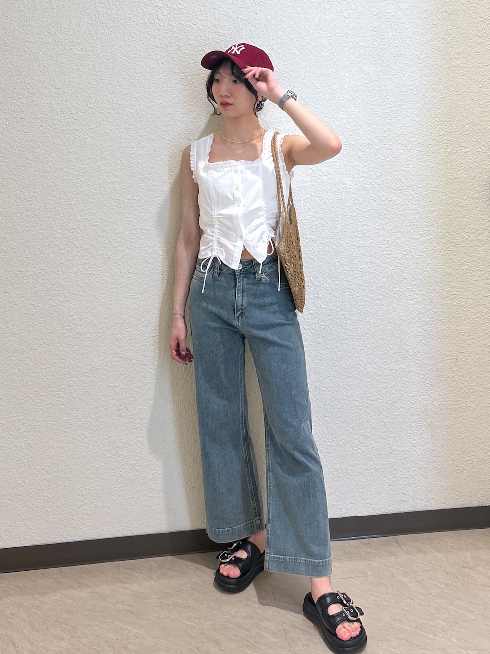 「スポーツミックス、サンダル、やっぱり帽子が好き、お出かけコーデ、リボン、トートバッグ、キャップ、厚底サンダル、デニム、おでかけコーデ、リラックススタイル、シンプルカジュアル、旅行、骨格ナチュラル、ブルベ夏」｜「FREE'S MARTの◇[低身長サイズ・Lサイズあり]ベーシックワイドデニム[Sシリーズ]（デニムパンツ、ブルー系）」を使った、こころさん（レディース・163cm）の春コーディネートの1枚目の写真