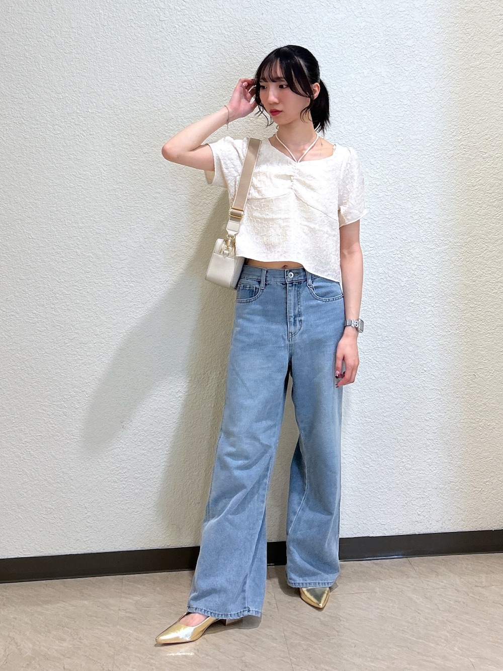 「休日スタイル、オトナカジュアル、大人女子、おでかけコーデ、シンプルカジュアル、夏ファッション、初夏コーデ、今日のコーデ、キレイめコーデ、オトナ女子、大人かわいい、きれいめコーディネート、骨格ナチュラル、ブルベ夏、デニム」｜「FREE'S MARTのフロントギャザーネックリボン付き半袖ブラウス（シャツ/ブラウス、ホワイト系）」を使った、こころさん（骨格ナチュラル・レディース・163cm）の春コーディネートの1枚目の写真