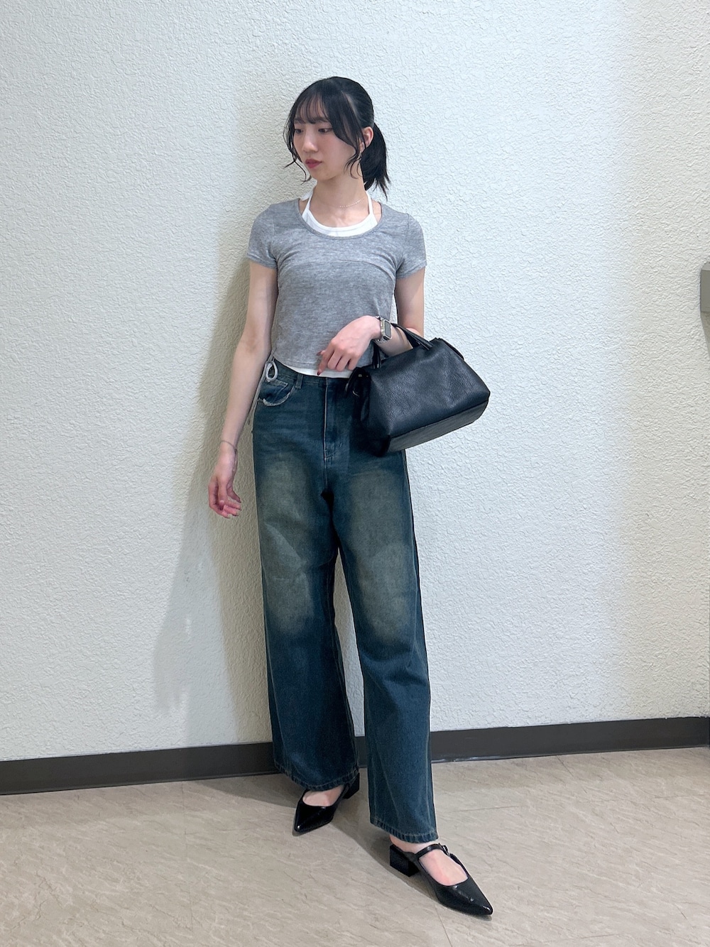 「ショルダーバッグ、モノトーン、ワイドパンツ、休日スタイル、デニム、お出かけコーデ、初夏コーデ、ラクチンコーデ、シンプルスタイル、大人コーデ、レイヤードコーデ、骨格ナチュラル、ブルベ夏、フリーズマート(FREE'S MART)、グレー」｜「FREE'S MARTの◆メリージェーンミュール（パンプス、ブラック系）」を使った、こころさん（レディース・163cm）の春コーディネートの1枚目の写真