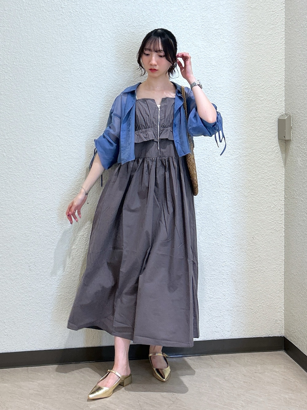 「シャツスタイル、休日スタイル、シアートップス、リボン、トートバッグ、デートコーデ、ワンピース、きれいめカジュアル、夏、オトナ女子、カラーコーデ、オトナカジュアル、ワンピーススタイル、骨格ナチュラル、ブルベ夏」｜「FREE'S MARTの◆メリージェーンミュール（パンプス、ゴールド系）」を使った、こころさん（レディース・163cm）の春コーディネートの1枚目の写真