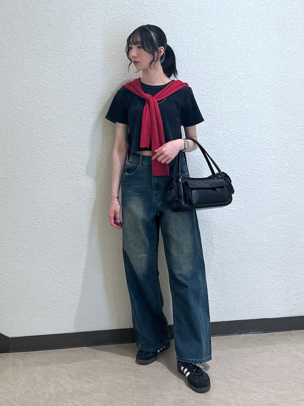 「ショルダーバッグ、モノトーン、ワイドパンツ、黒Tシャツ、デニム、お出かけコーデ、オトナカジュアル、おでかけコーデ、夏ファッション、シンプルカジュアル、今日のコーデ、夏だ！Tシャツ着よう！、骨格ナチュラル、ブルベ夏、大人ファッション」｜「FREE'S MARTのヴィンテージ加工サイドベルトT（Tシャツ/カットソー、ブラック系）」を使った、こころさん（骨格ナチュラル・レディース・163cm）の春コーディネートの1枚目の写真