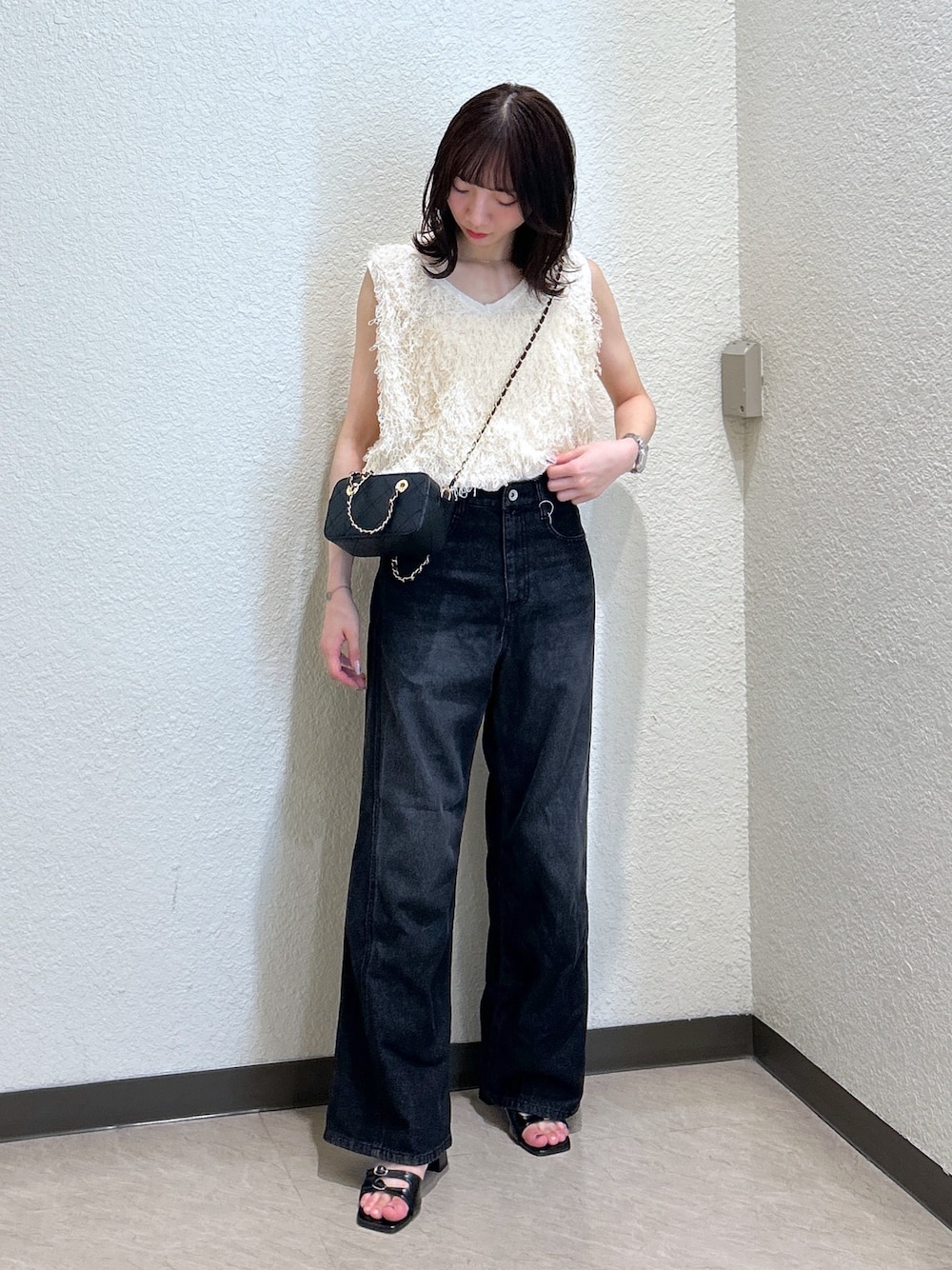 「ショルダーバッグ、秋服準備はじめました、今日のメイク、休日スタイル、デニム、韓国ファッション、きれいめカジュアル、シンプルコーデ、お出かけコーデ、ベスト、秋のコーデ、秋服、高身長コーデ、骨格ナチュラル、ブルベ夏」｜「FREE'S MARTのシャギーニットベスト（ニット/セーター、イエロー系）」を使った、こころさん（骨格ナチュラル・レディース・163cm）の夏コーディネートの1枚目の写真