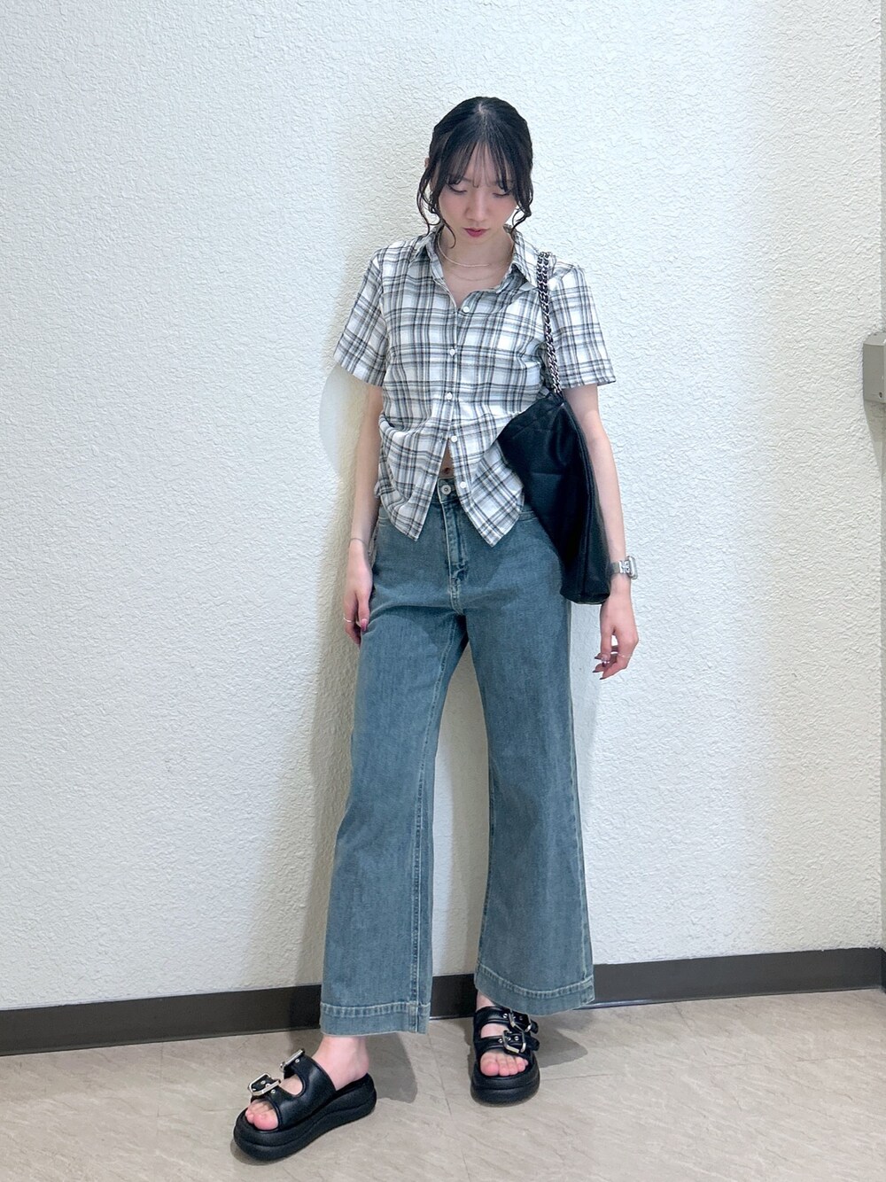 「柄シャツ、ワイドパンツ、サンダル、シャツスタイル、休日スタイル、今日のコーデ、パンツスタイル、夏、骨格ナチュラル、ブルベ夏、デニム、トートバッグ、ドロスト、チェックシャツ、フリーズマート(FREE'S MART)」｜「FREE'S MARTの◆ドロストチェックシャツ（シャツ/ブラウス、グレー系）」を使った、こころさん（レディース・163cm）の春コーディネートの1枚目の写真
