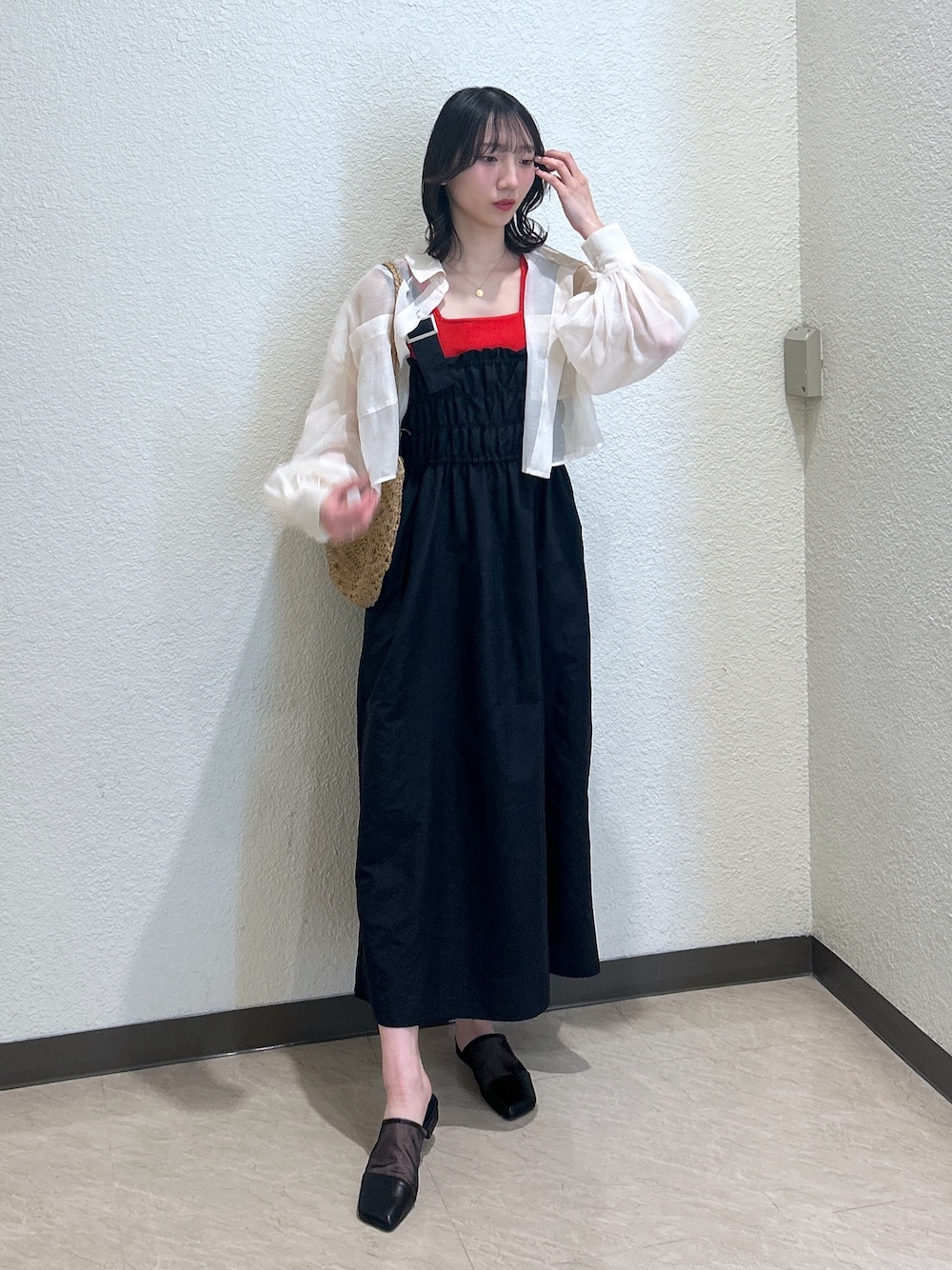 「最近のいい感じコーデ、大人カジュアル、初夏コーデ、大人かわいい、今日のコーデ、夏ファッション、オトナ女子、ワンピーススタイル、シャツ好き集まれ、春夏コーデ、骨格ナチュラル、ブルベ夏、レイヤードスタイル、ワンピース、ラフコーデ」｜「FREE'S MARTの〈洗える〉マシンウォッシャブル総針スクエアネックタンクニット（タンクトップ、レッド系）」を使った、こころさん（骨格ナチュラル・レディース・163cm）の春コーディネートの1枚目の写真
