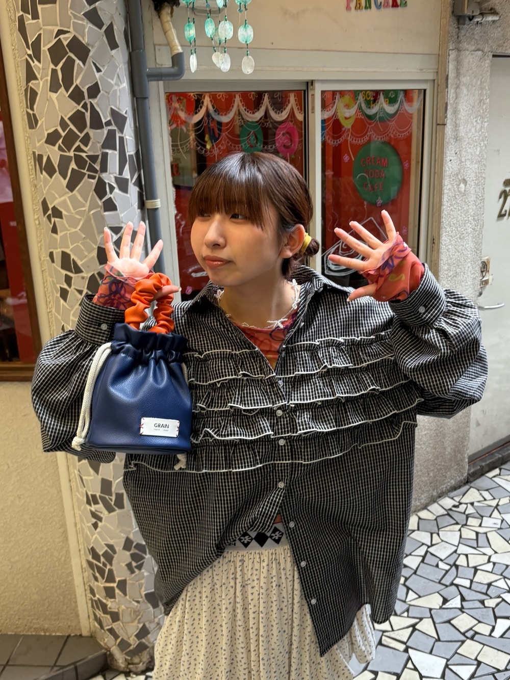 「ciaopanic、チャオパニック、骨格ストレート、イエベ春、チェック、チェックシャツ、フリル、フリルトップス、フリルブラウス、花柄、花柄スカート、HELLOSANFRANCISCO」｜「HELLO.SANFRANCISCOの【HELLO.SANFRANCISCO/ハローサンフランシスコ】ハンドペイントプリントシアーTEE（Tシャツ/カットソー、オレンジ系）」を使った、ひなのさん（骨格ストレート・レディース・159cm）の春コーディネートの1枚目の写真