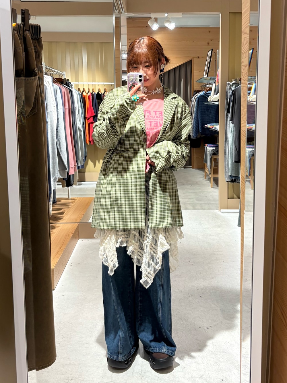 ホワイト系のスカート、ブルー系のデニムパンツ、ピンク系のTシャツ/カットソーを着用したレディースの秋コーディネートの1枚目の写真