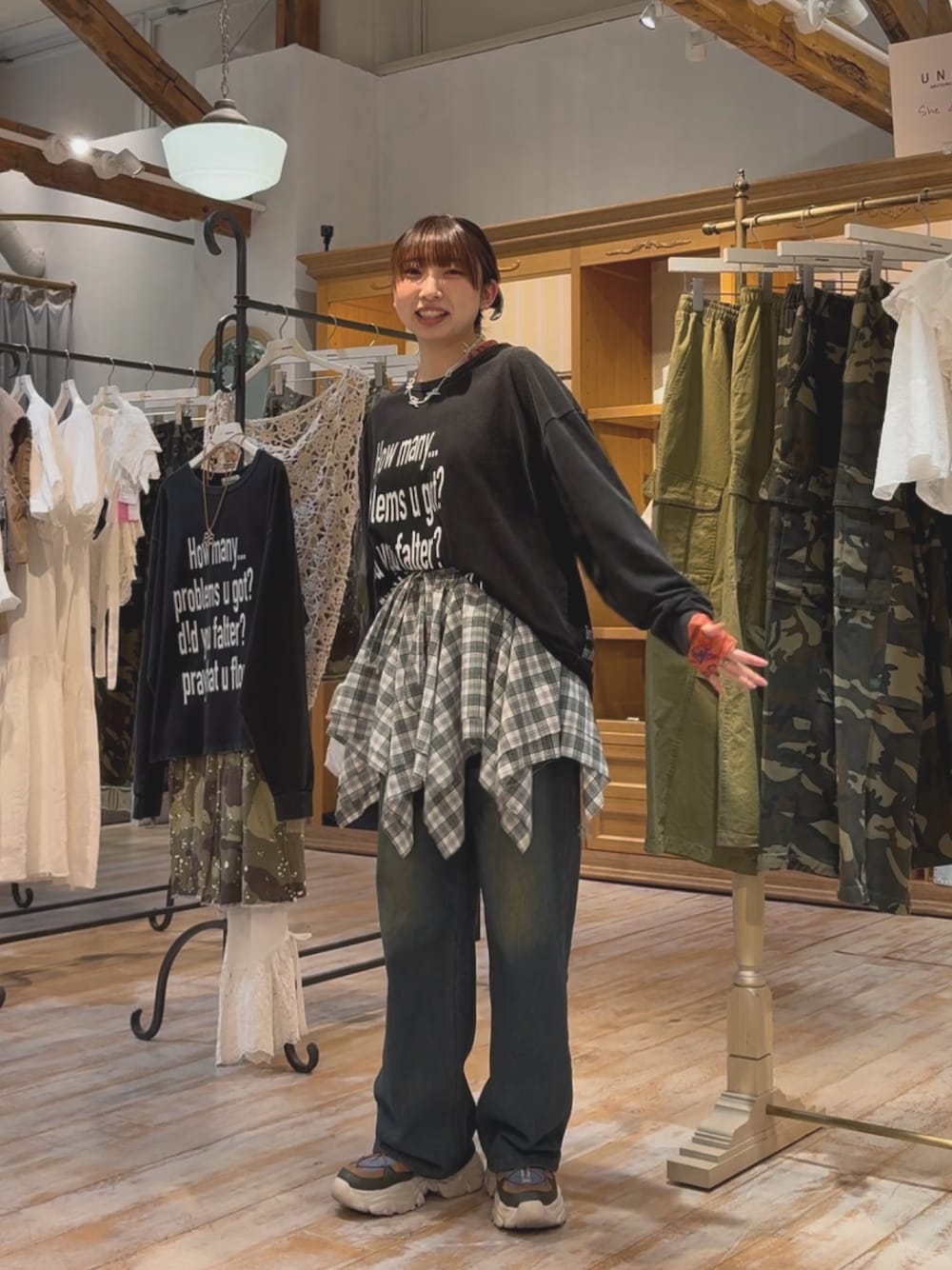 「ciaopanic、チャオパニック、カジュアル、レイヤードスタイル、チェック、スカート、デニム、ヴィンテージ、骨格ストレート、カラーコーデ、イエベ春、春コーデ」｜「CIAOPANICのヴィンテージライクメッセージロンTEE（Tシャツ/カットソー、ブラック系）」を使った、ひなのさん（骨格ストレート・レディース・159cm）の春コーディネートの1枚目の写真