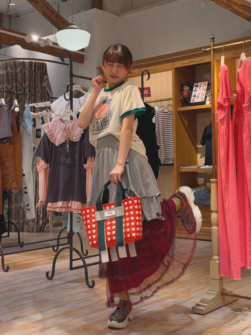 「レイヤードスタイル、初夏コーデ、夏ファッション、夏、ラフコーデ、ゆるコーデ、スカートスタイル、夏コーデ、着回しコーデ、フリル、ciaopanic、チャオパニック、ティアードスカート」｜「CIAOPANICの【ミニ/ミドル 2サイズ展開】ピグメンドダメージティアードスカート（スカート、グレー系）」を使った、ひなのさん（骨格ストレート・レディース・159cm）の夏コーディネートの1枚目の写真
