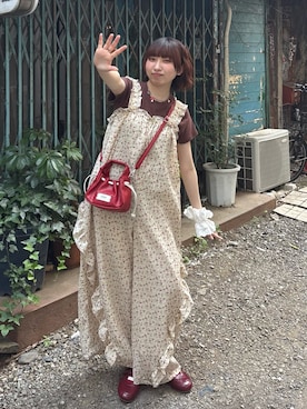 「CIAOPANIC（チャオパニック）のアソート柄ショルダーシャーリングフリルサロペット（サロペット/オーバーオール、ベージュ系）」を使った、ひなのさん（レディース・159cm）の春コーディネート