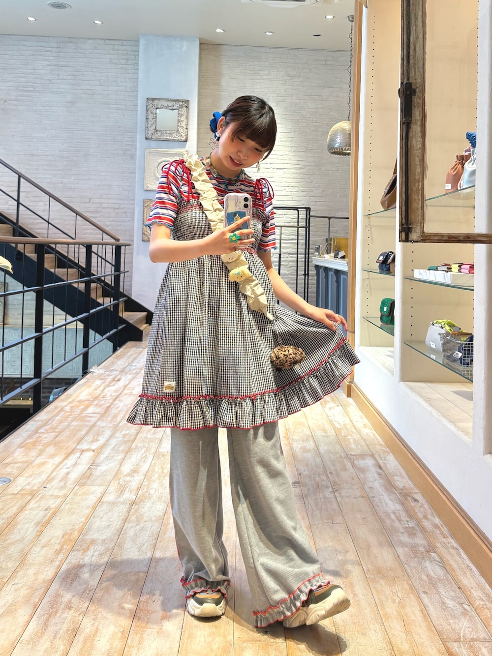 「レイヤードスタイル、ciaopanic、チャオパニック、HELLOSANFRANCISCO、ハロサン、カラーコーデ、夏、夏コーデ、夏服、チェック、チェックワンピース、チュニックワンピ、チュニック、骨格ストレート」｜「HELLO.SANFRANCISCOの【HELLO.SANFRANCISCO/ハローサンフランシスコ】2WAYシャーリングチュニックベアワンピ（チュニック、ブラック系）」を使った、ひなのさん（骨格ストレート・レディース・159cm）の夏コーディネートの1枚目の写真