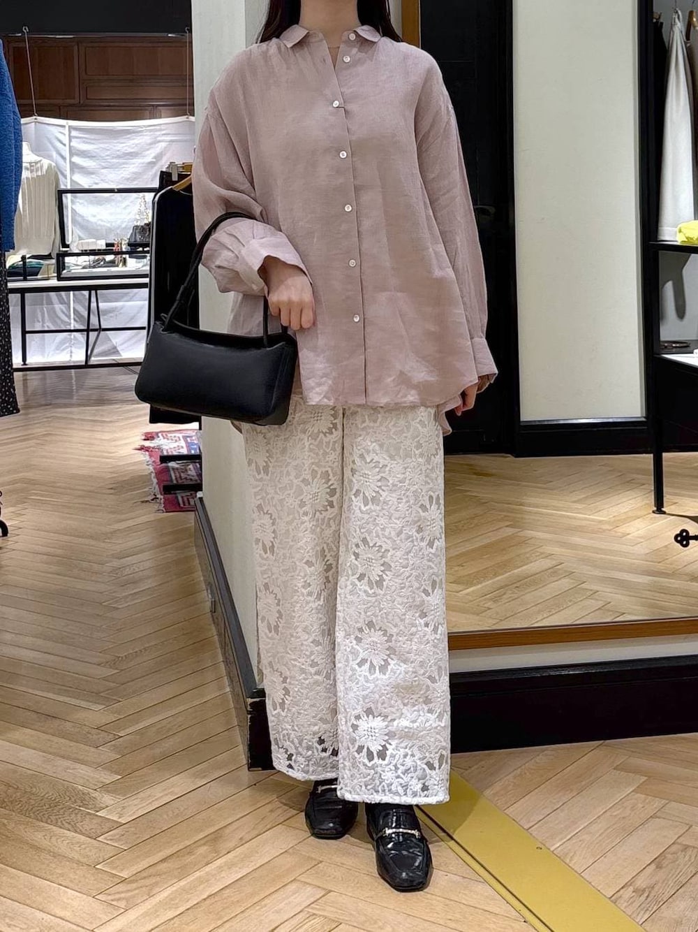 ブラック系のローファー、ピンク系のシャツ/ブラウス、ブラック系のショルダーバッグを着用したレディースの春コーディネートの1枚目の写真