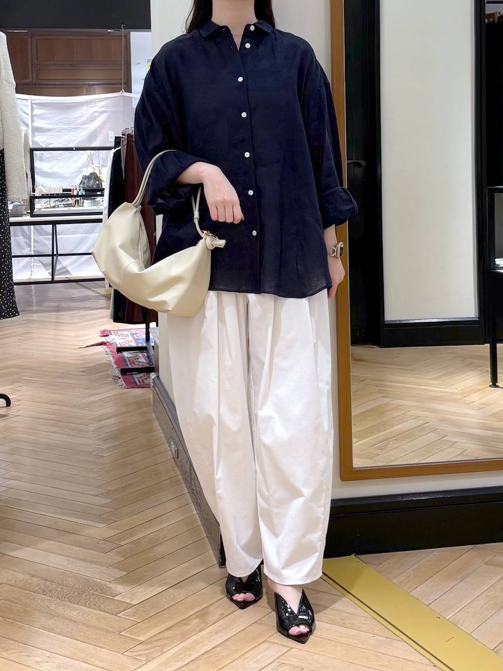 ブルー系のシャツ/ブラウス、ブラック系のサンダルを着用したレディースの春コーディネートの1枚目の写真