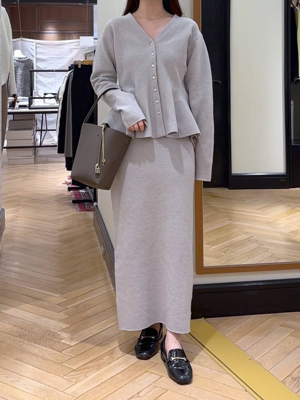 ブラック系のローファー、グレー系のワンピース、ブラウン系のショルダーバッグを着用したレディースの冬コーディネートの1枚目の写真