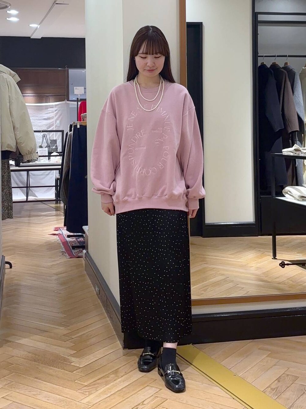 ブラック系のローファー、その他のスカート、ピンク系のスウェットを着用したレディースの秋コーディネートの1枚目の写真