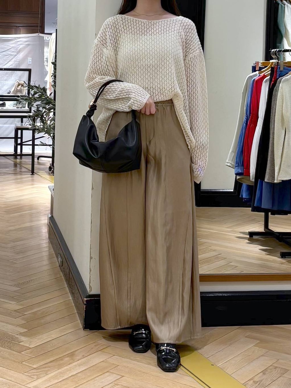 ブラック系のローファー、ベージュ系のその他パンツ、ブラック系のショルダーバッグを着用したレディースの春コーディネートの1枚目の写真