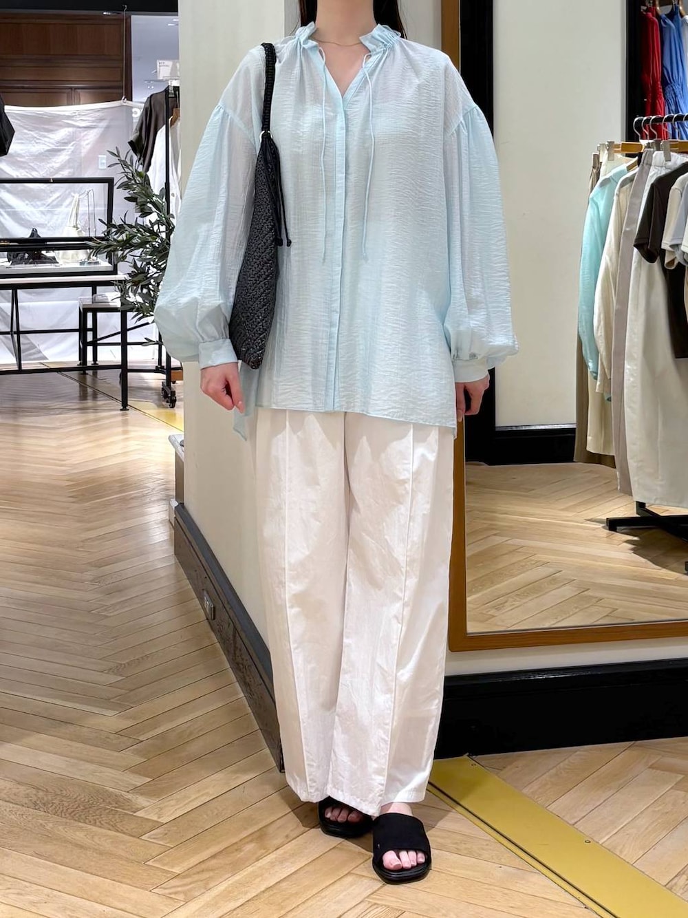 ホワイト系のその他パンツ、ブラック系のサンダル、ブルー系のシャツ/ブラウスを着用したレディースの春コーディネートの1枚目の写真