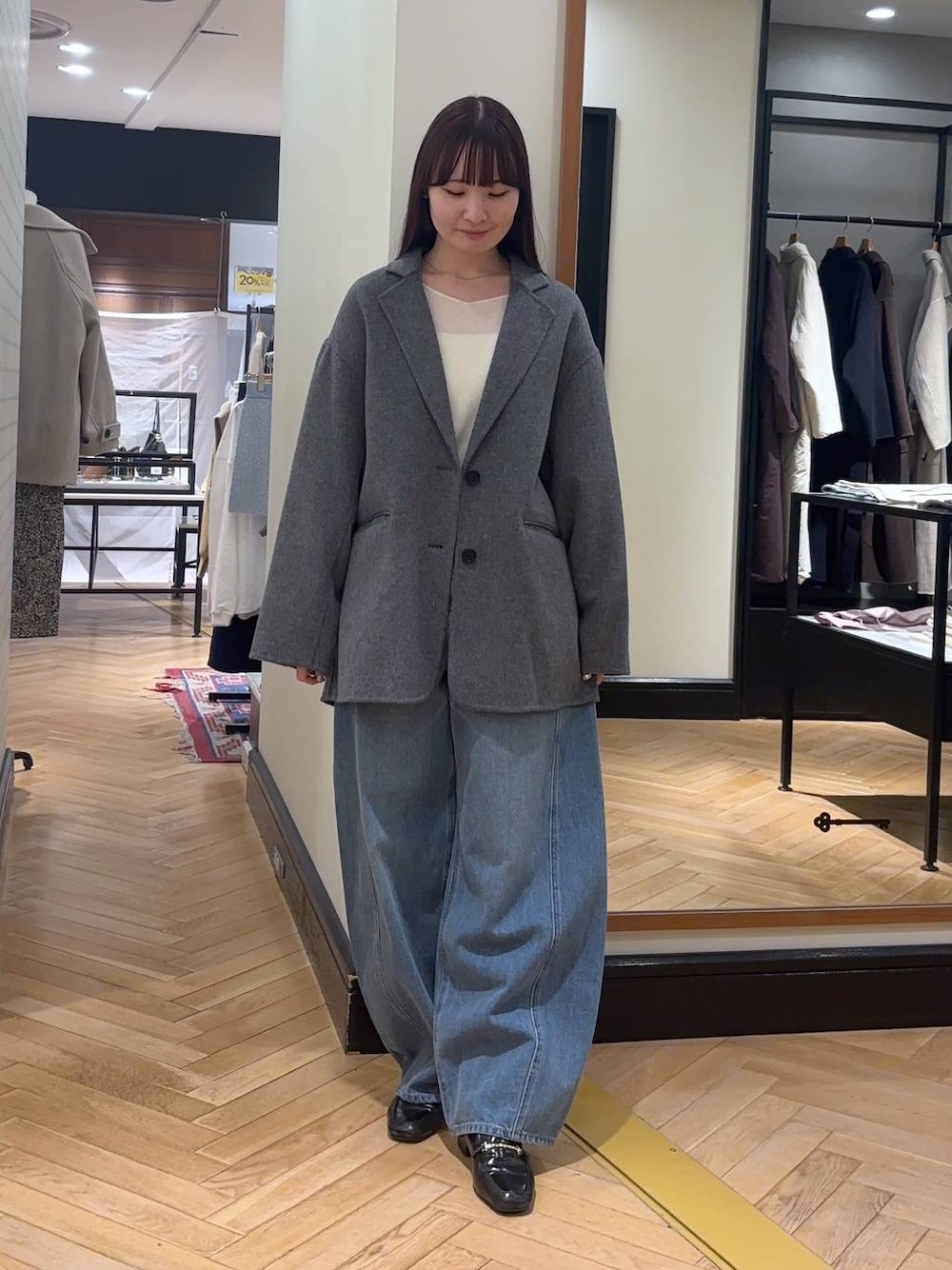 グレー系のその他アウター、ブラック系のローファー、ブルー系のデニムパンツを着用したレディースの秋コーディネートの1枚目の写真