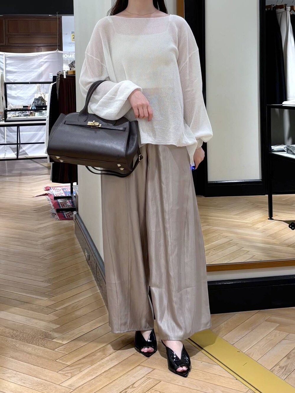 グレー系のその他パンツ、ブラウン系のショルダーバッグ、ブラック系のサンダルを着用したレディースの春コーディネートの1枚目の写真