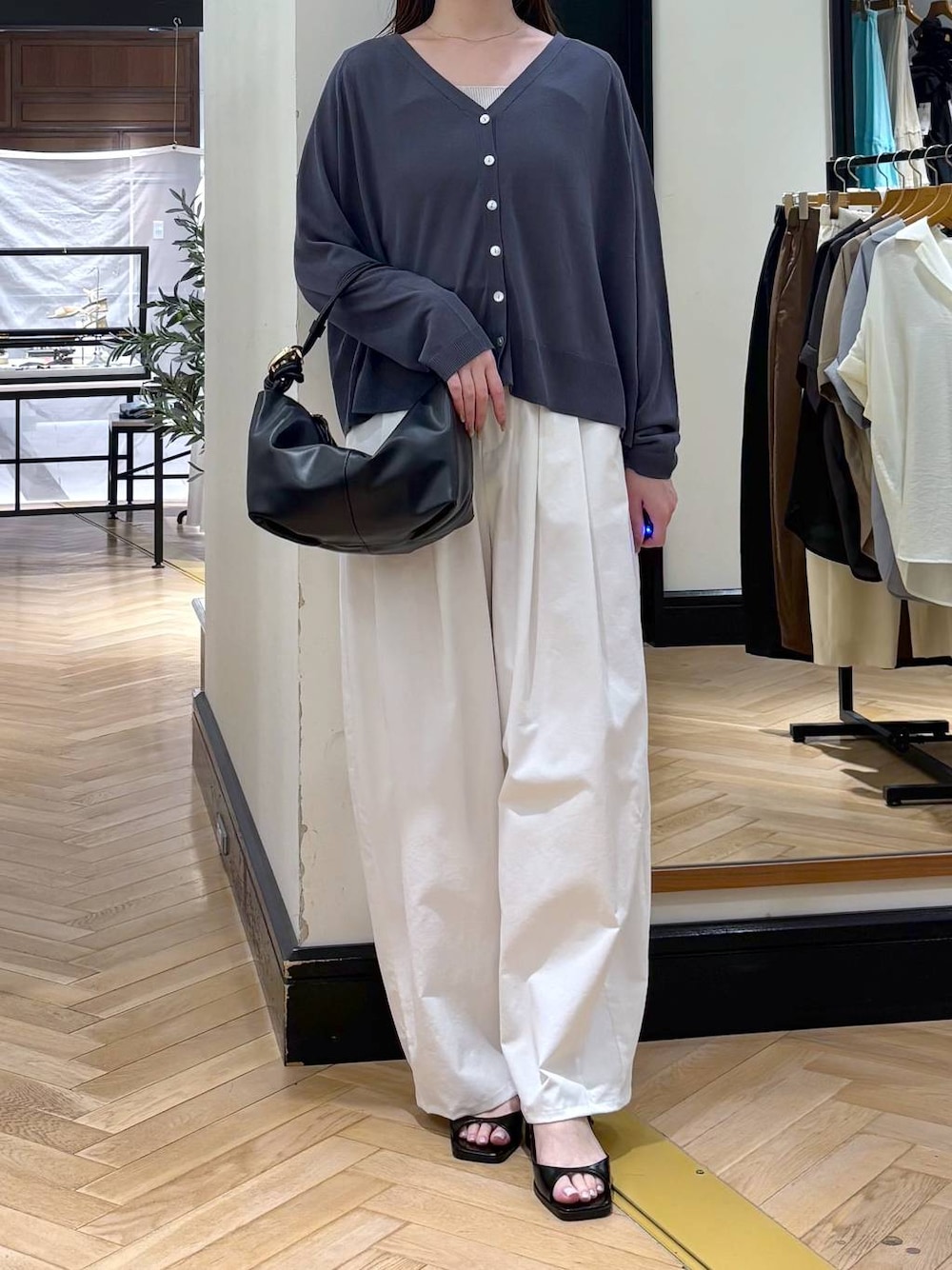 ブラック系のショルダーバッグ、グレー系のニット/セーター、ブラック系のパンプスを着用したレディースの夏コーディネートの1枚目の写真