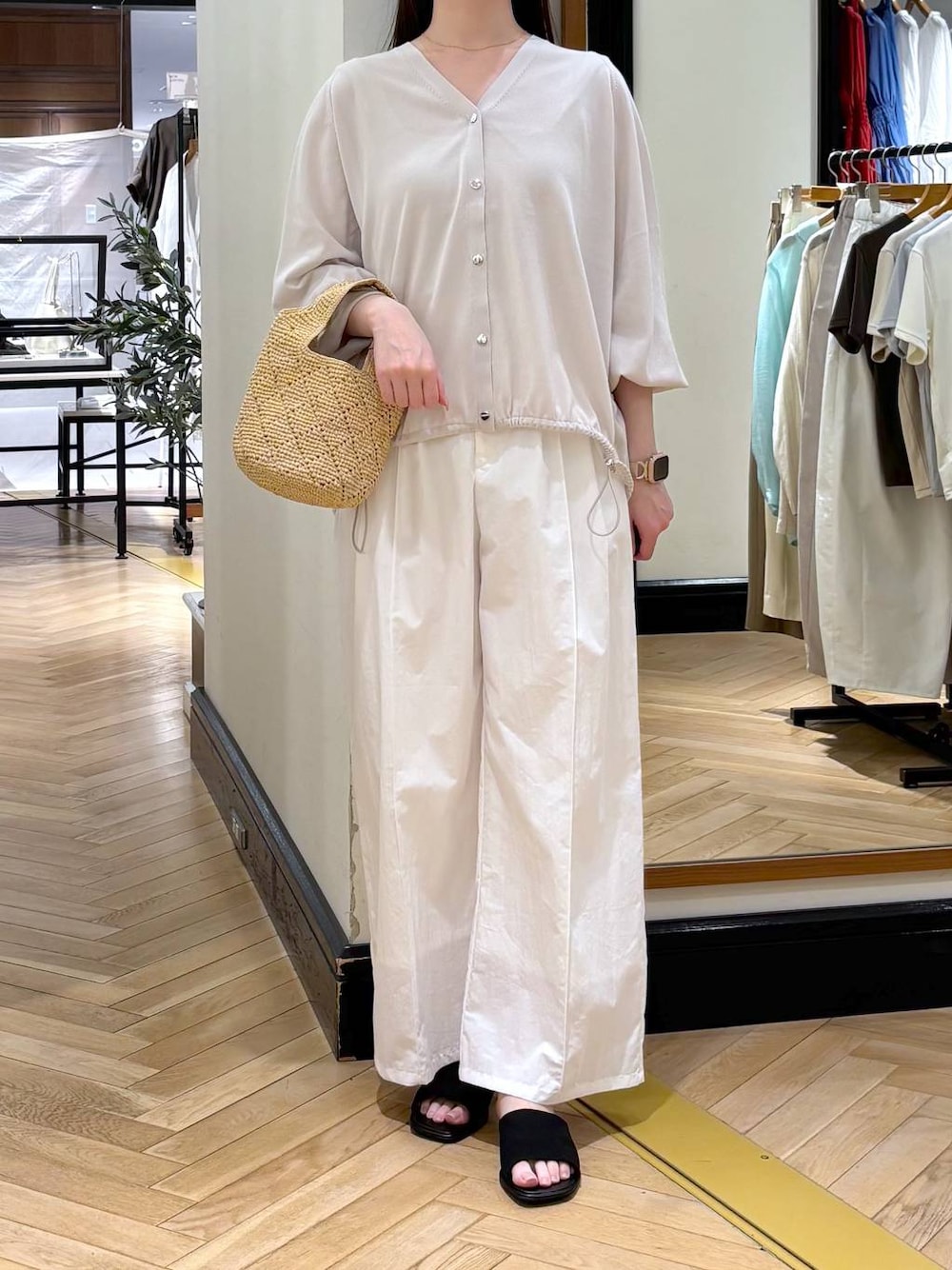 グレー系のカーディガン/ボレロ、ホワイト系のその他パンツ、ブラック系のサンダルを着用したレディースの春コーディネートの1枚目の写真