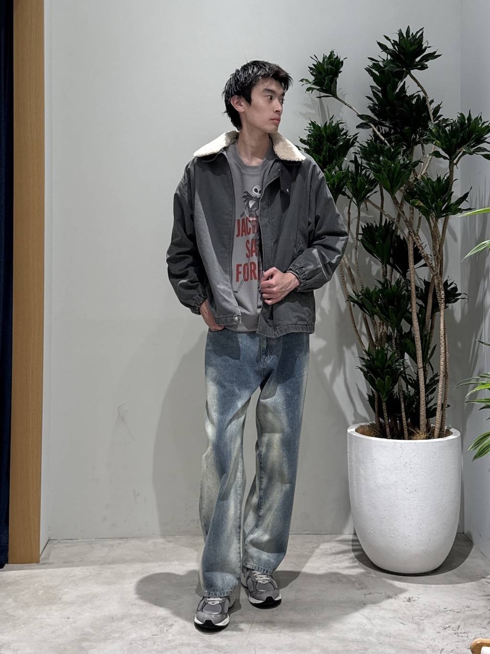 ブルー系のデニムパンツ、グレー系のスウェット、グレー系のブルゾンを着用したメンズの秋コーディネートの1枚目の写真