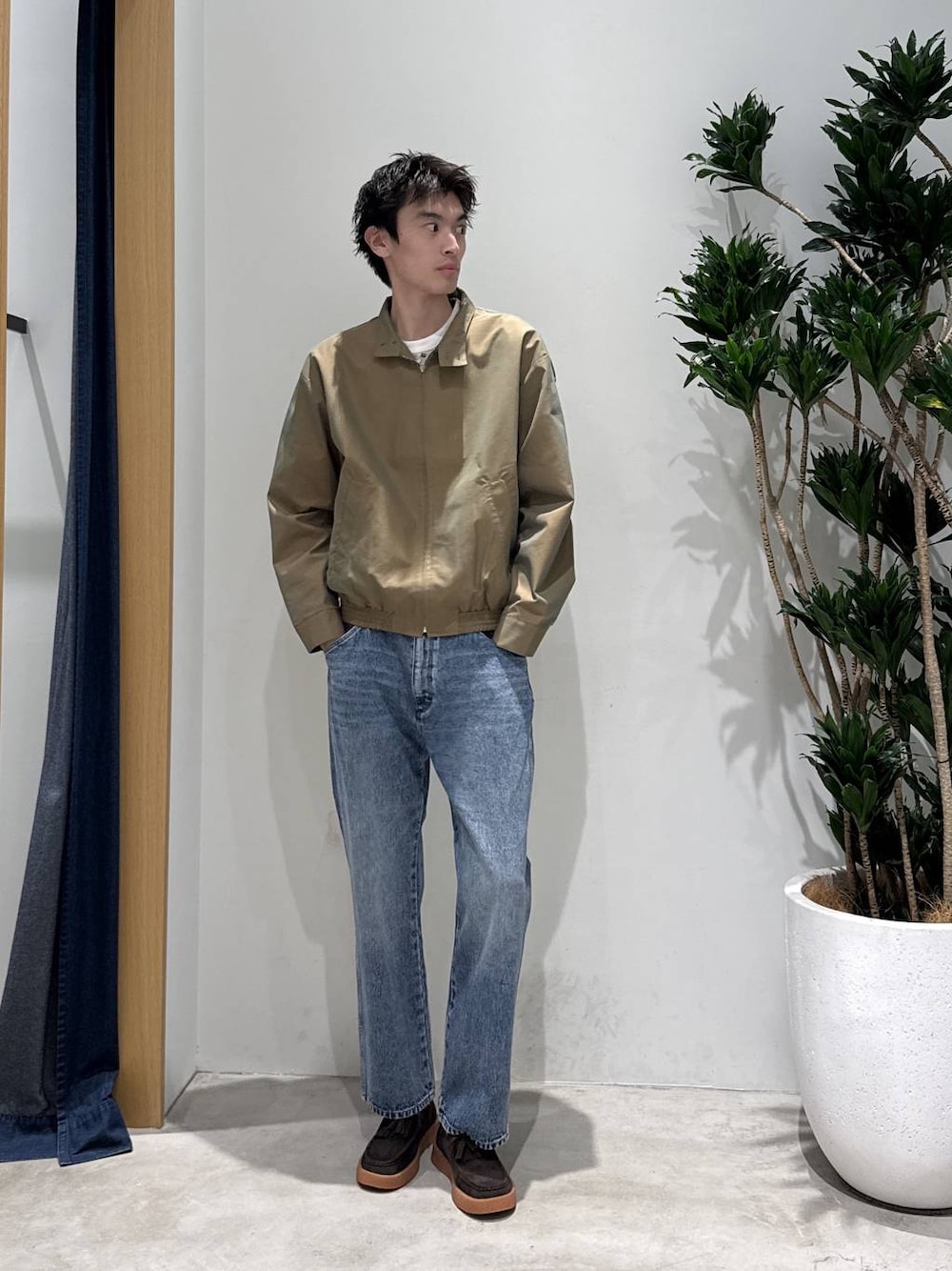 ブラウン系のモカシン/デッキシューズ、ベージュ系のブルゾンを着用したメンズの秋コーディネートの1枚目の写真